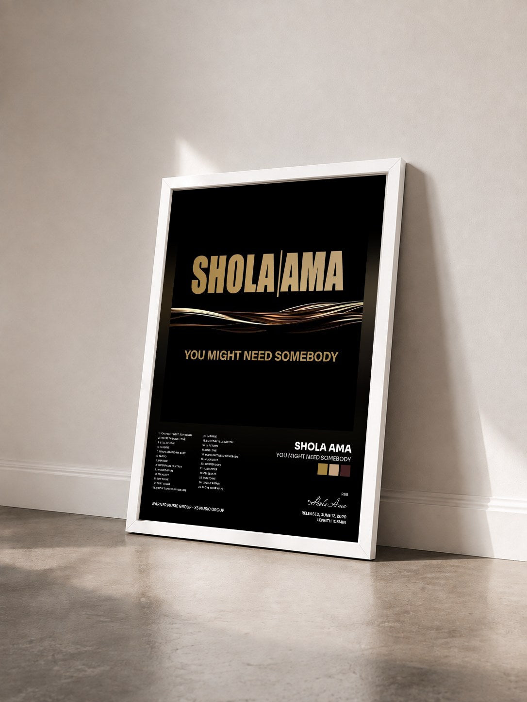 #blanc Tableau de l'album You Might Need Somebody de Shola Ama vu de trois quarts, cadre blanc