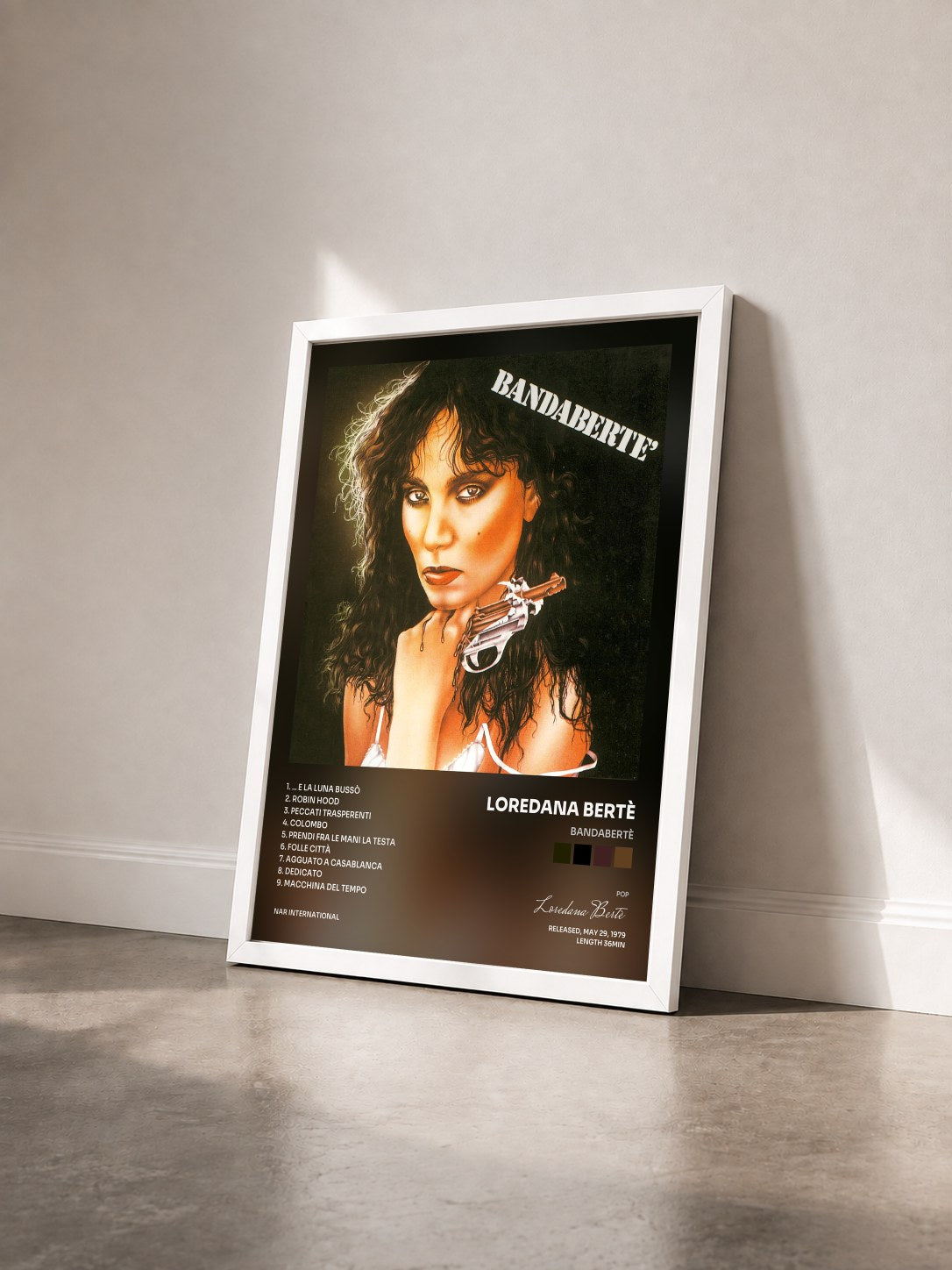 #blanc Tableau de l'album BANDABERTÈ de Loredana Bertè vu de trois quarts, cadre blanc