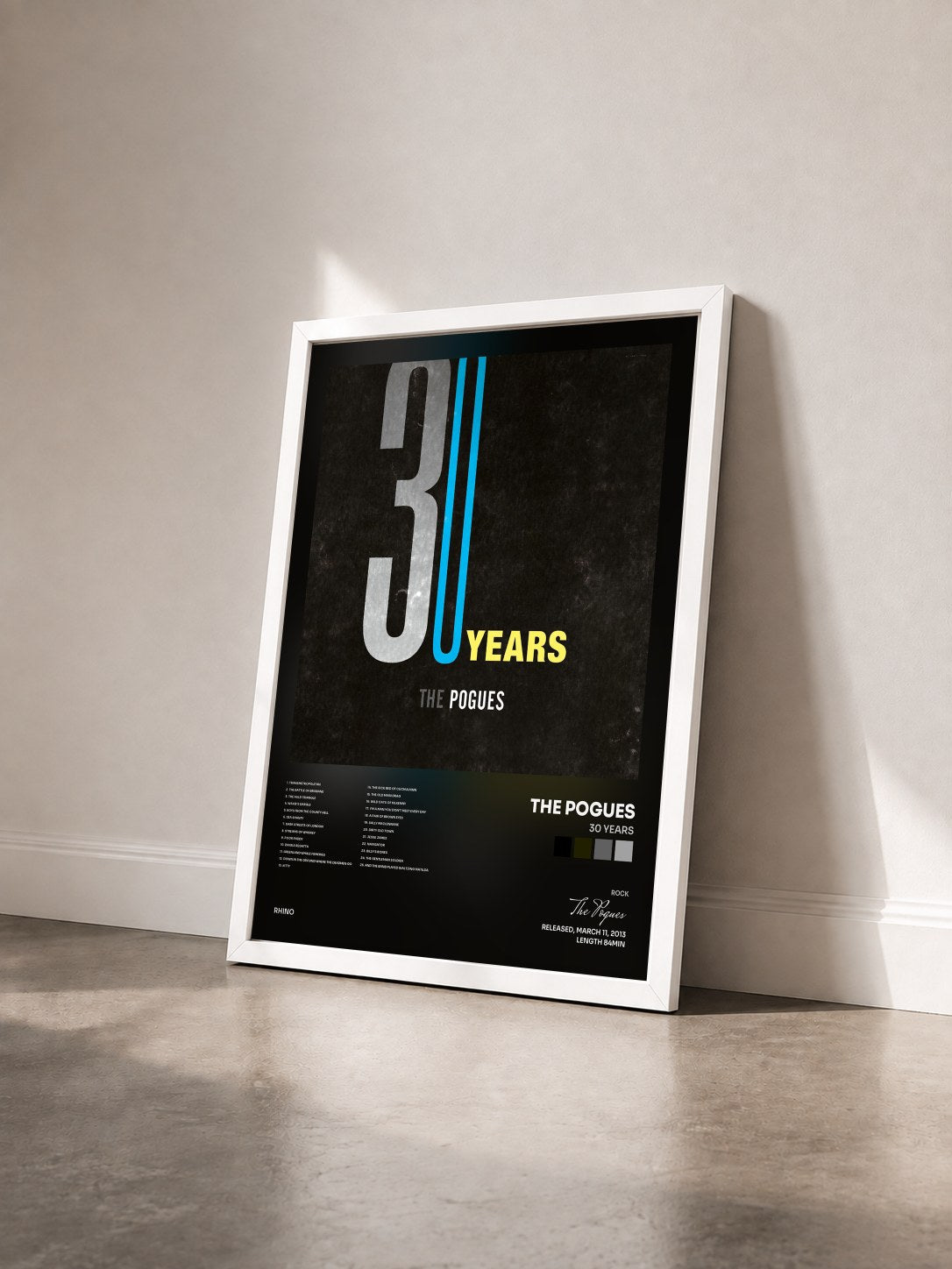 #blanc Tableau de l'album 30 Years de The Pogues vu de trois quarts, cadre blanc