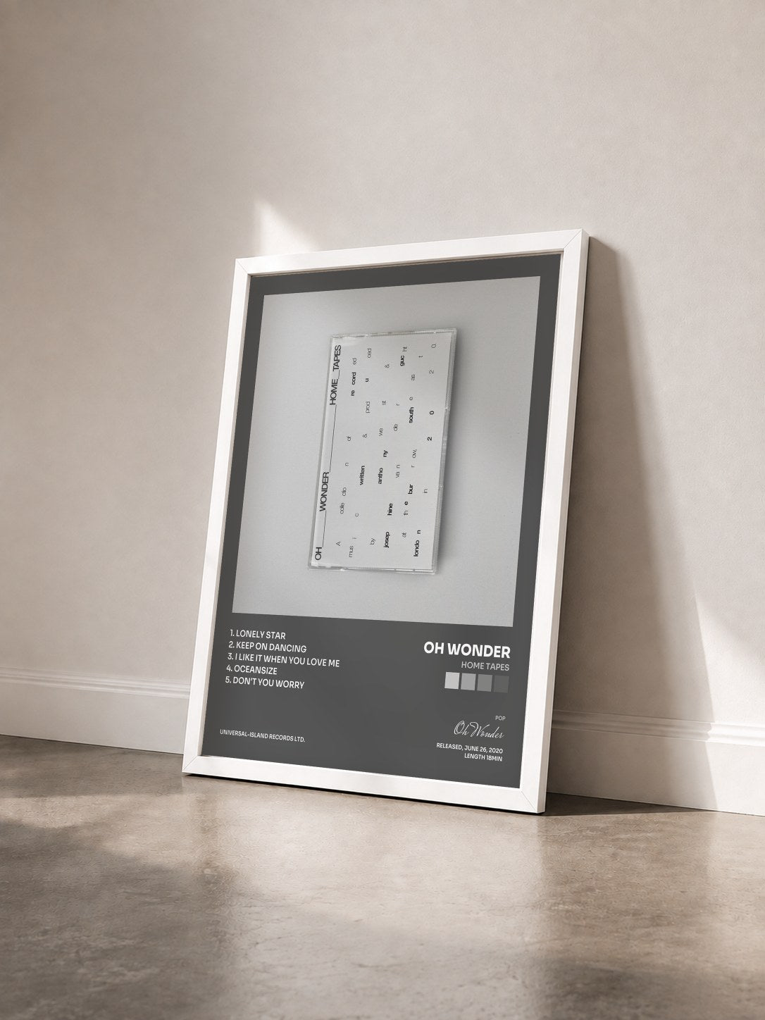 #blanc Tableau de l'album Home Tapes de Oh Wonder vu de trois quarts, cadre blanc