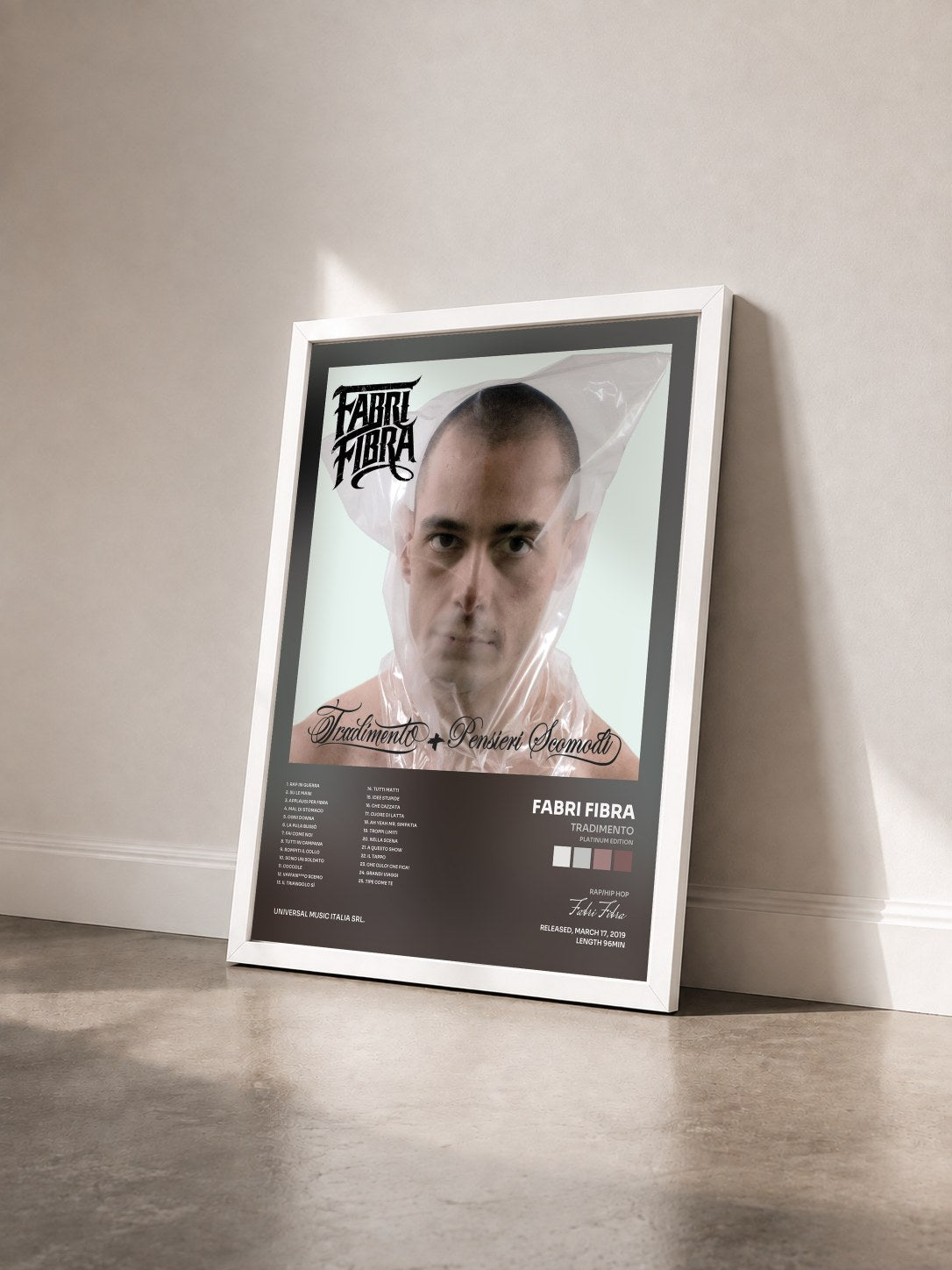 #blanc Tableau de l'album Tradimento (Platinum Edition) de Fabri Fibra vu de trois quarts, cadre blanc