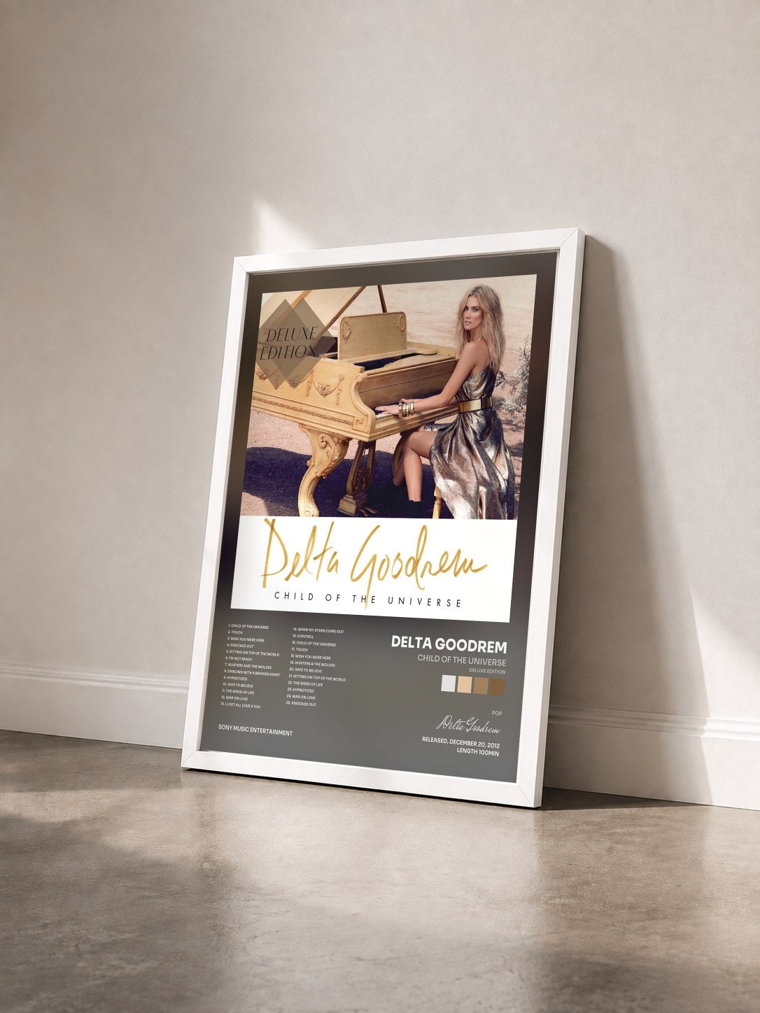#blanc Tableau de l'album Child Of The Universe (Deluxe Edition) de Delta Goodrem vu de trois quarts, cadre blanc