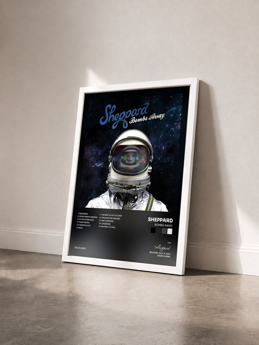 #blanc Tableau de l'album Bombs Away de Sheppard vu de trois quarts, cadre blanc