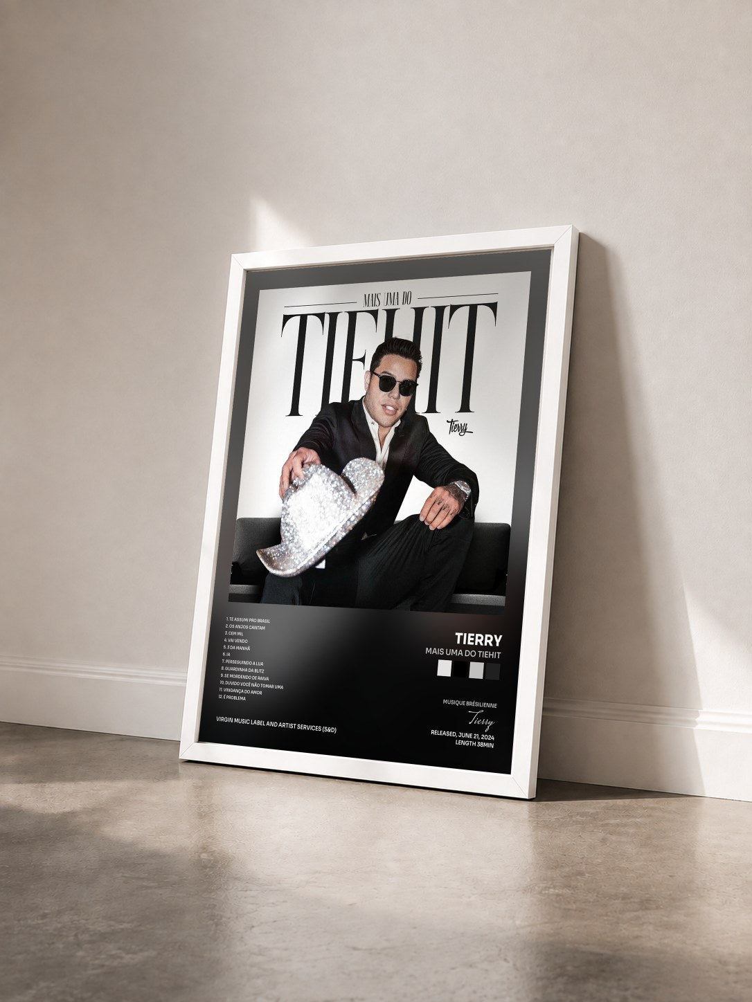 #blanc Tableau de l'album Mais Uma Do TieHIT de Tierry vu de trois quarts, cadre blanc