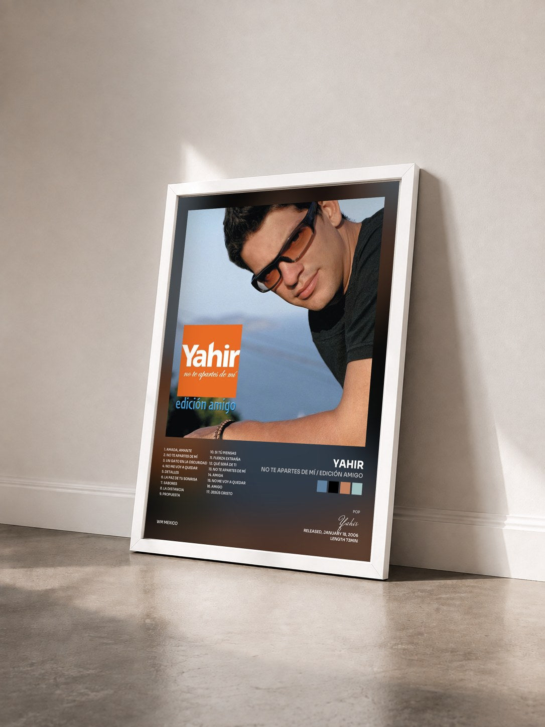 #blanc Tableau de l'album No Te Apartes De Mí / Edición Amigo de Yahir vu de trois quarts, cadre blanc