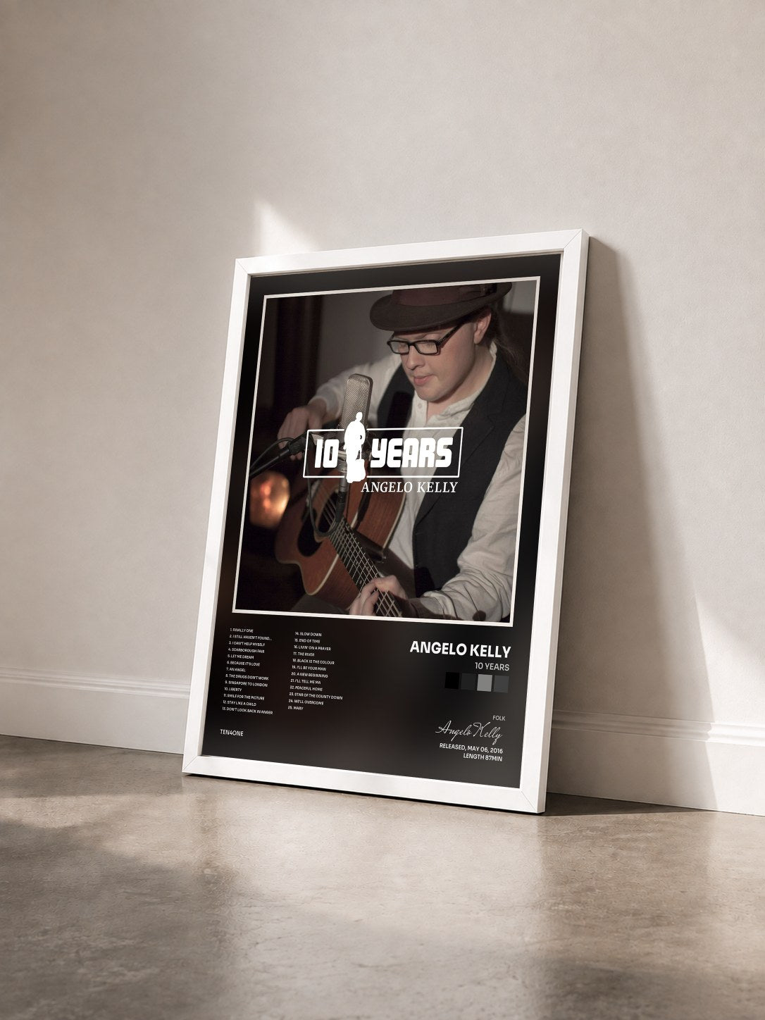 #blanc Tableau de l'album 10 Years de Angelo Kelly vu de trois quarts, cadre blanc