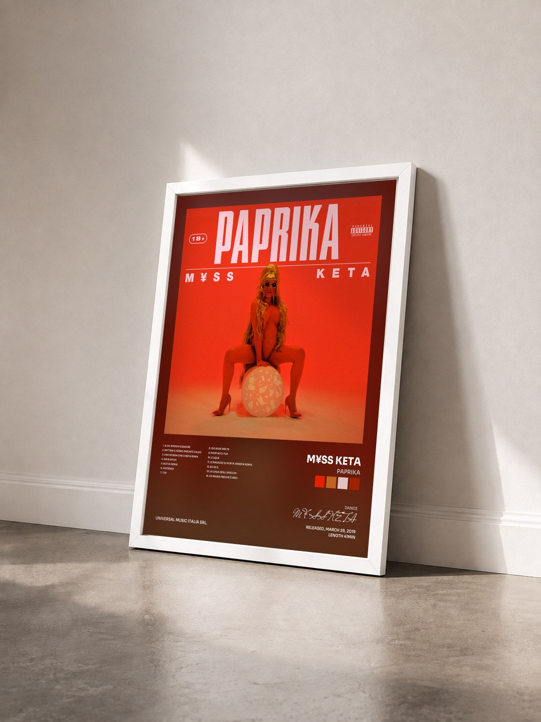#blanc Tableau de l'album PAPRIKA de M¥SS KETA vu de trois quarts, cadre blanc