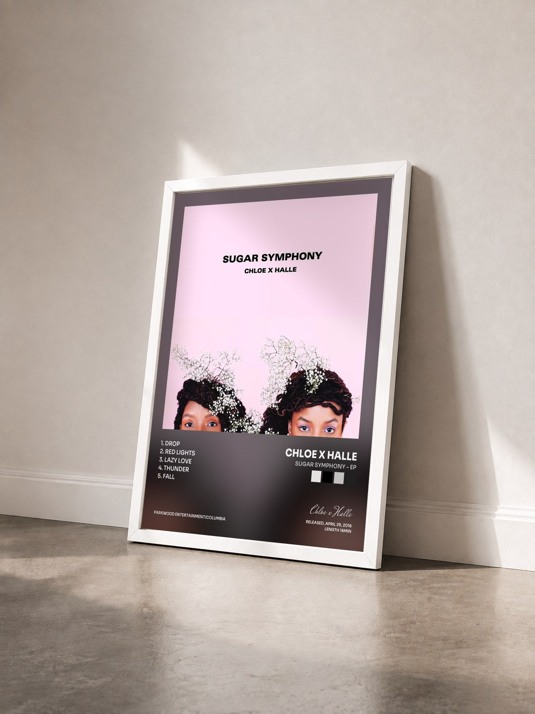 #blanc Tableau de l'album Sugar Symphony - EP de Chloe x Halle vu de trois quarts, cadre blanc