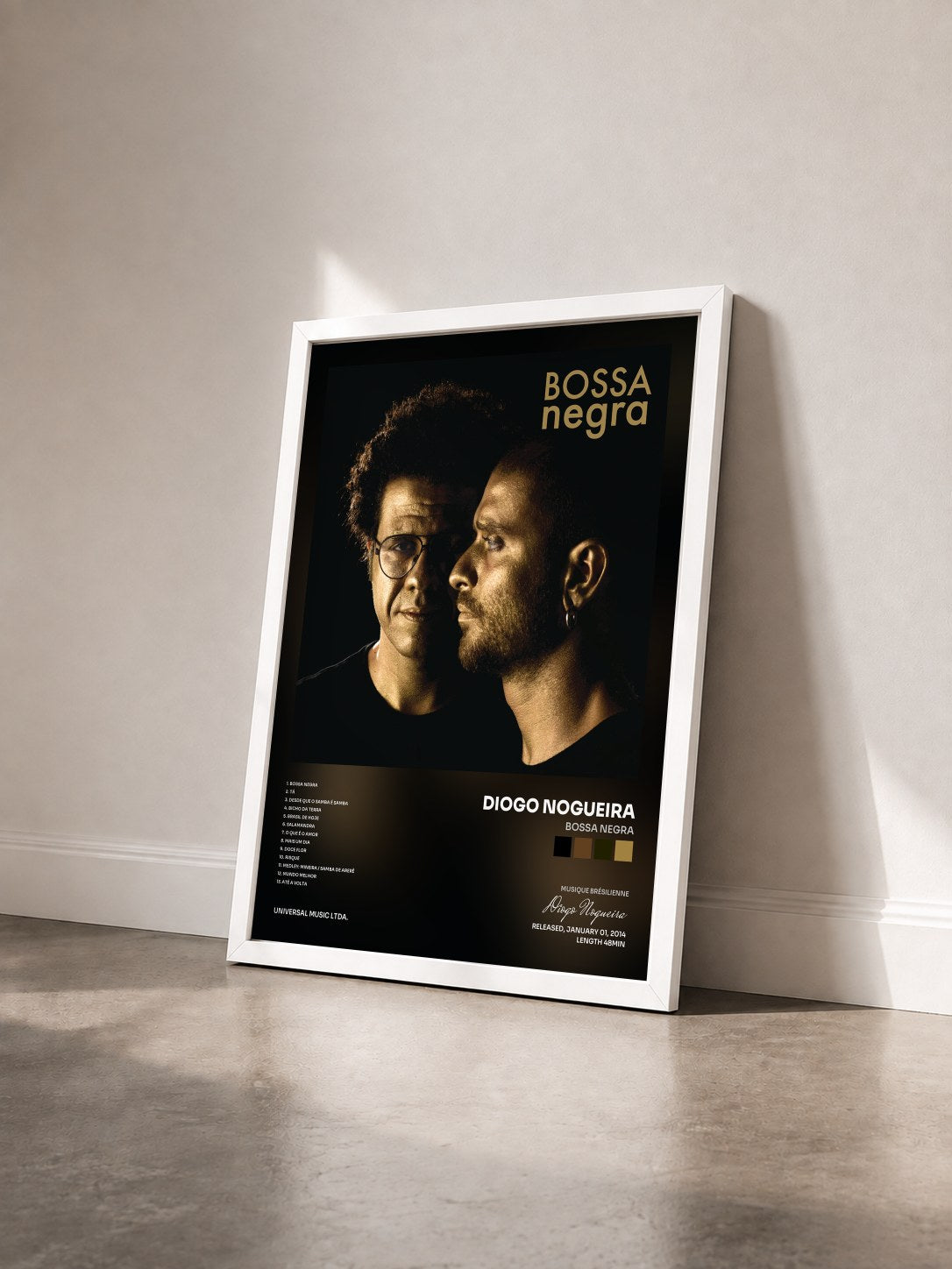 #blanc Tableau de l'album Bossa Negra de Diogo Nogueira vu de trois quarts, cadre blanc