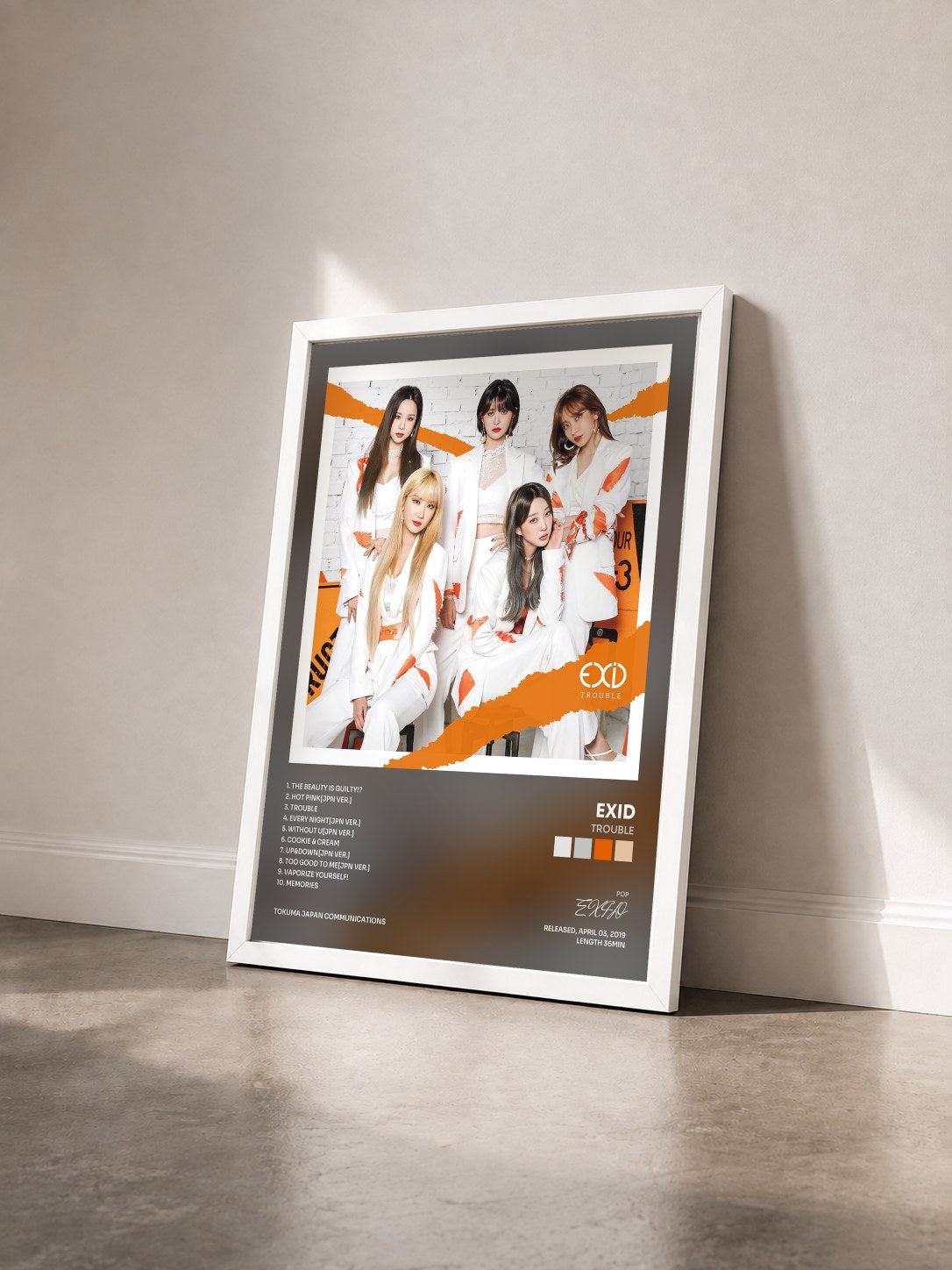 #blanc Tableau de l'album TROUBLE de EXID vu de trois quarts, cadre blanc