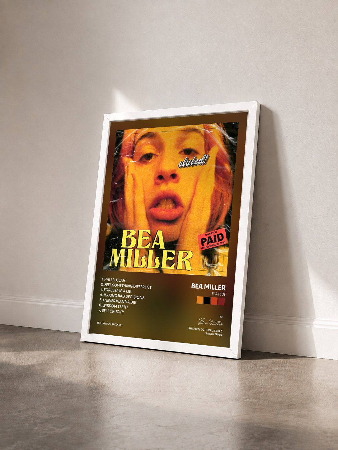 #blanc Tableau de l'album elated! de Bea Miller vu de trois quarts, cadre blanc