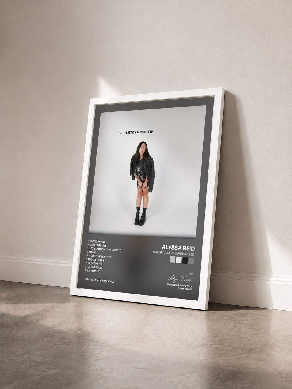 #blanc Tableau de l'album Satisfaction Guaranteed de Alyssa Reid vu de trois quarts, cadre blanc