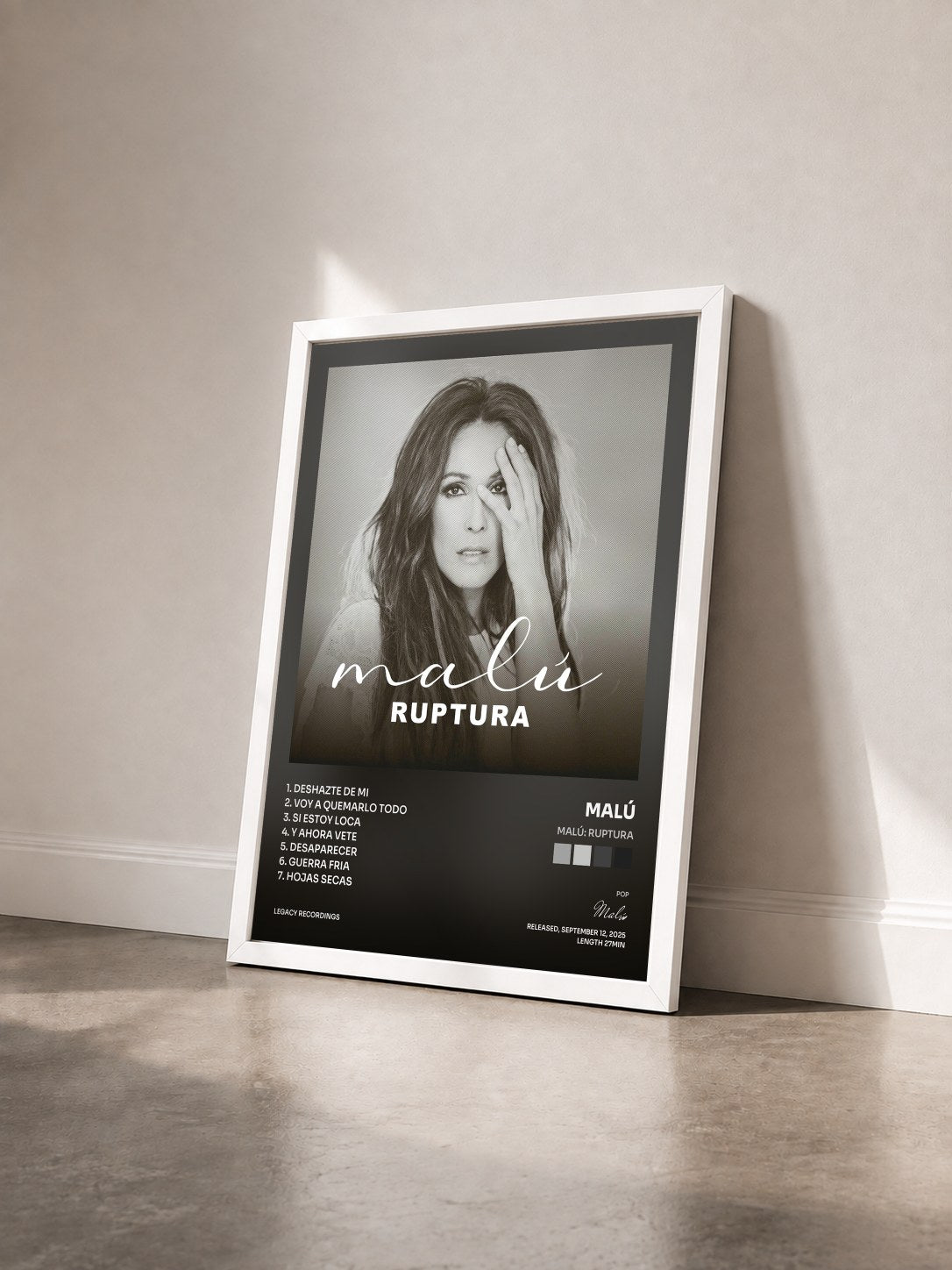 #blanc Tableau de l'album Malú: ruptura de Malú vu de trois quarts, cadre blanc