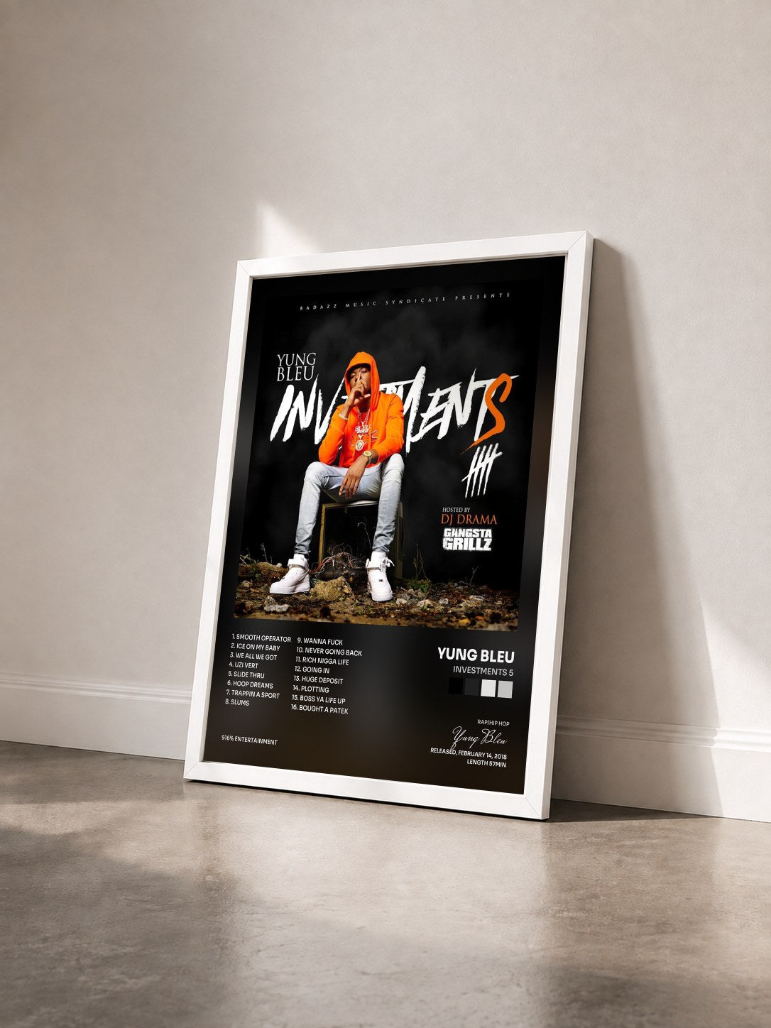 #blanc Tableau de l'album Investments 5 de Yung Bleu vu de trois quarts, cadre blanc