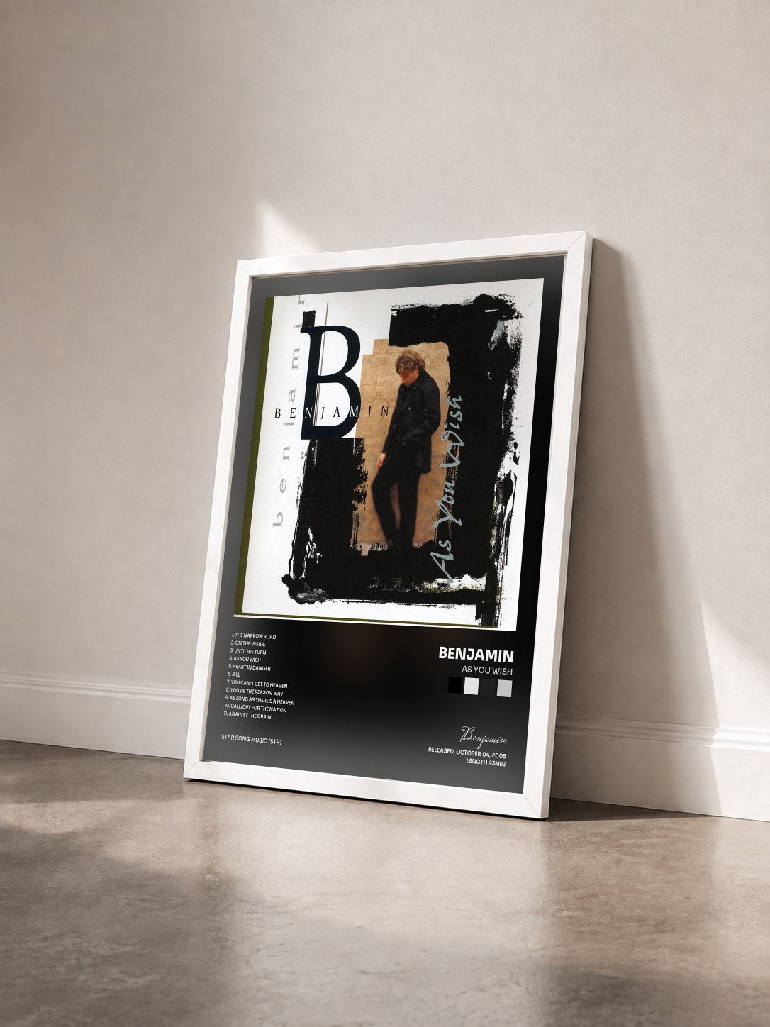 #blanc Tableau de l'album As You Wish de Benjamin vu de trois quarts, cadre blanc