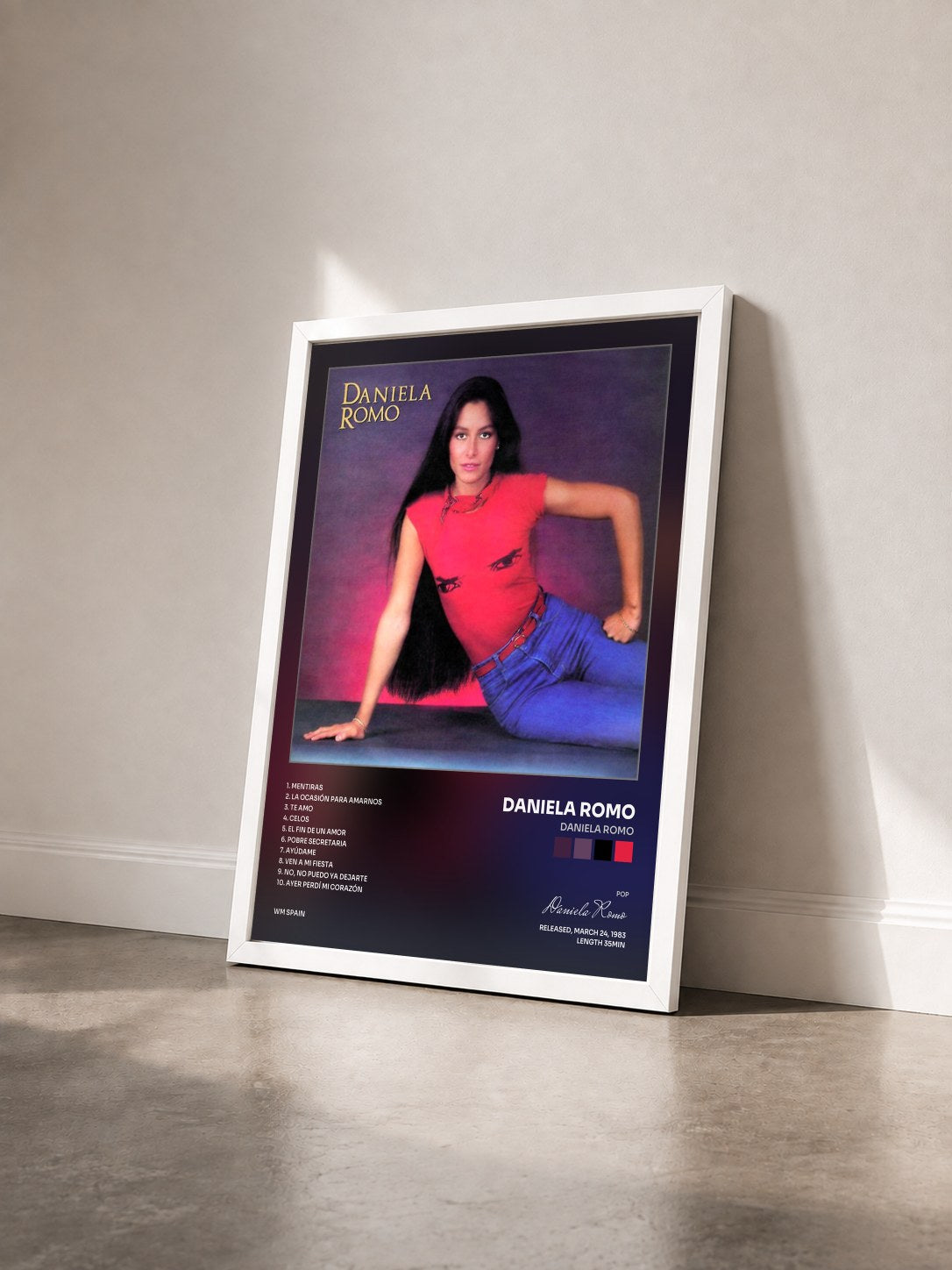 #blanc Tableau de l'album Daniela Romo de Daniela Romo vu de trois quarts, cadre blanc
