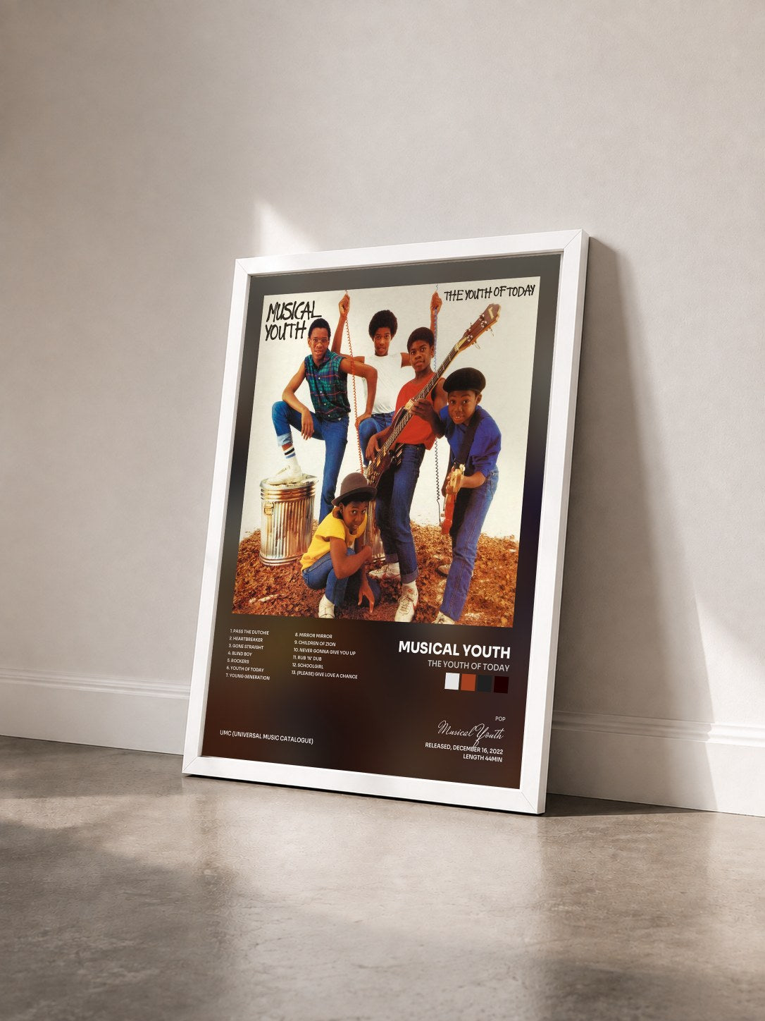 #blanc Tableau de l'album The Youth Of Today de Musical Youth vu de trois quarts, cadre blanc