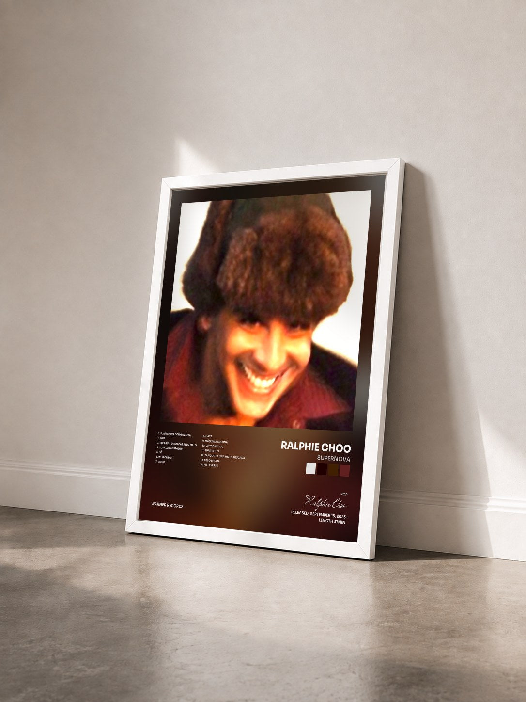 #blanc Tableau de l'album SUPERNOVA de Ralphie Choo vu de trois quarts, cadre blanc