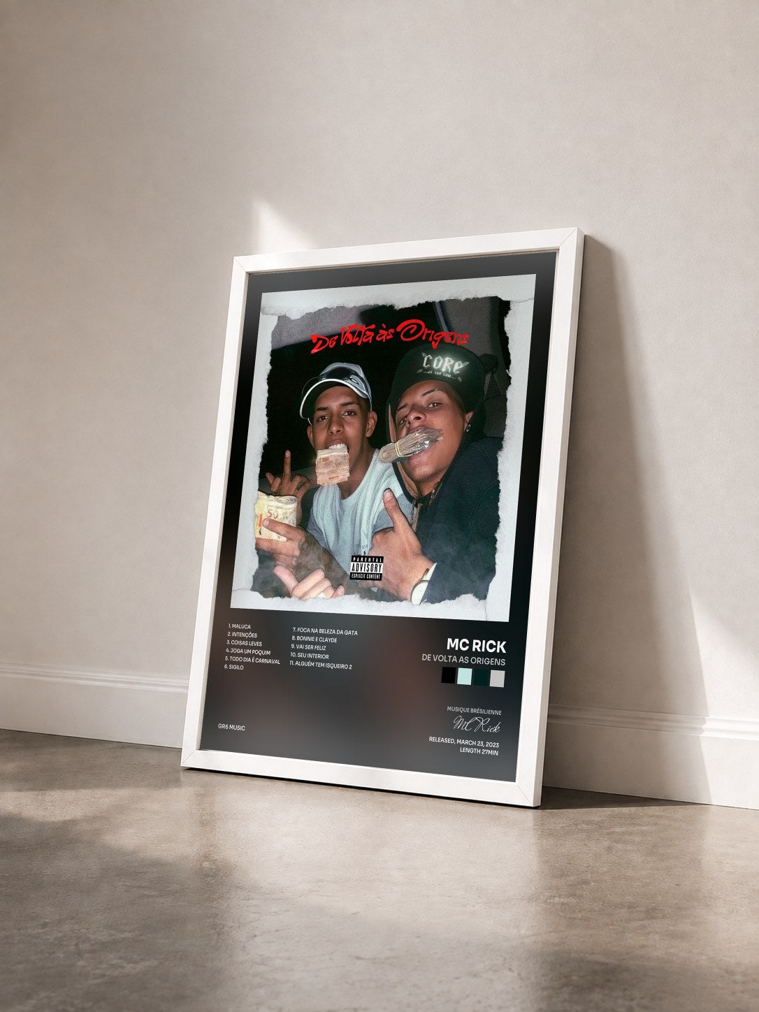 #blanc Tableau de l'album De Volta as Origens de MC Rick vu de trois quarts, cadre blanc