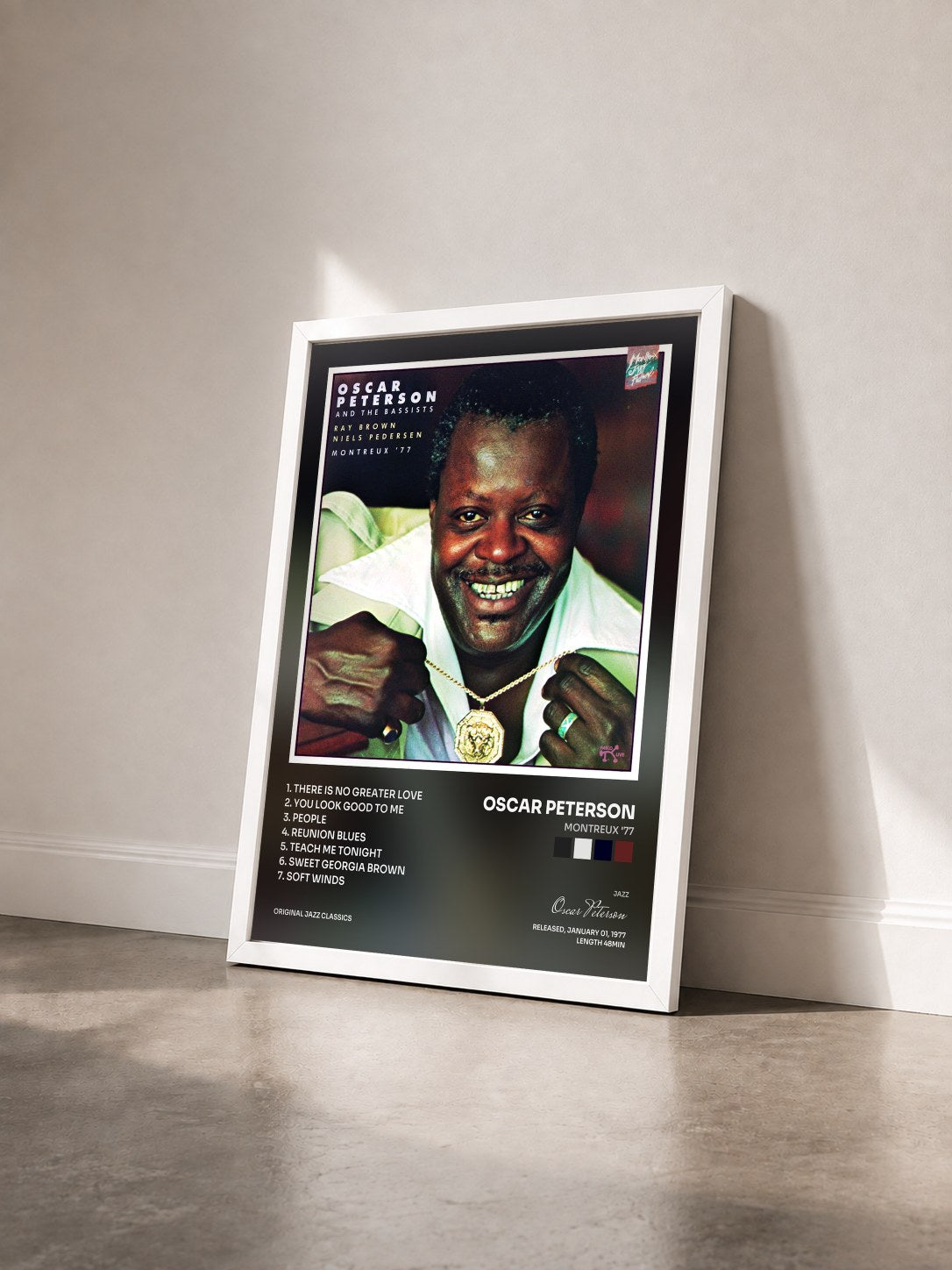 #blanc Tableau de l'album Montreux '77 de Oscar Peterson vu de trois quarts, cadre blanc