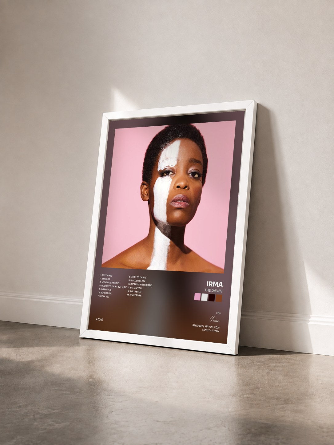 #blanc Tableau de l'album The Dawn de Irma vu de trois quarts, cadre blanc