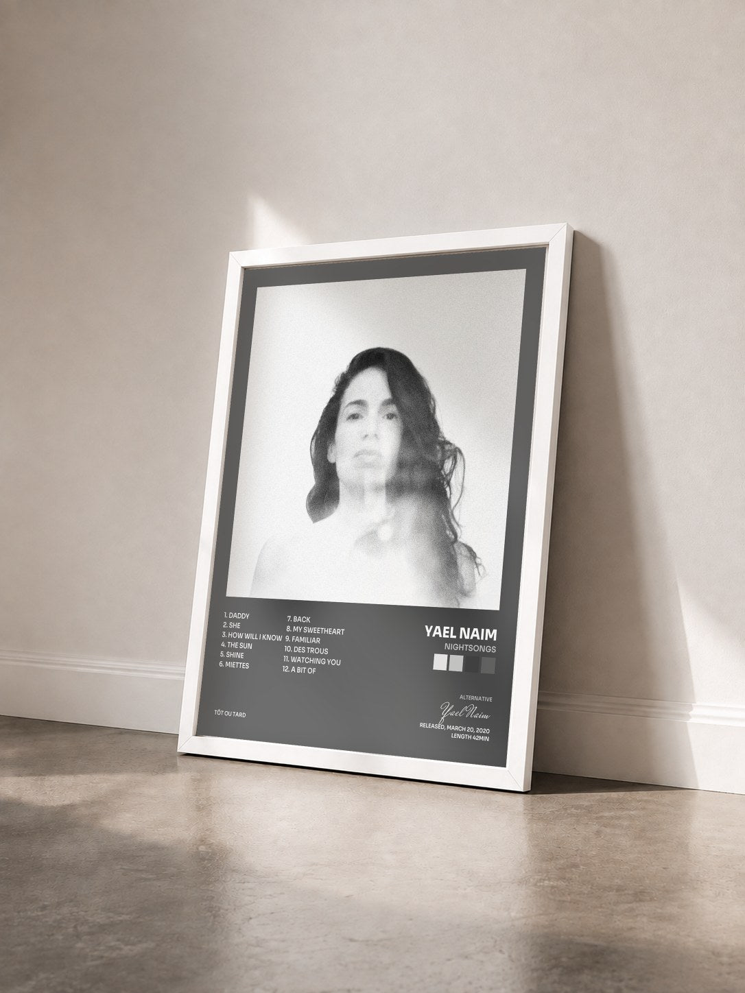 #blanc Tableau de l'album nightsongs de Yael Naim vu de trois quarts, cadre blanc