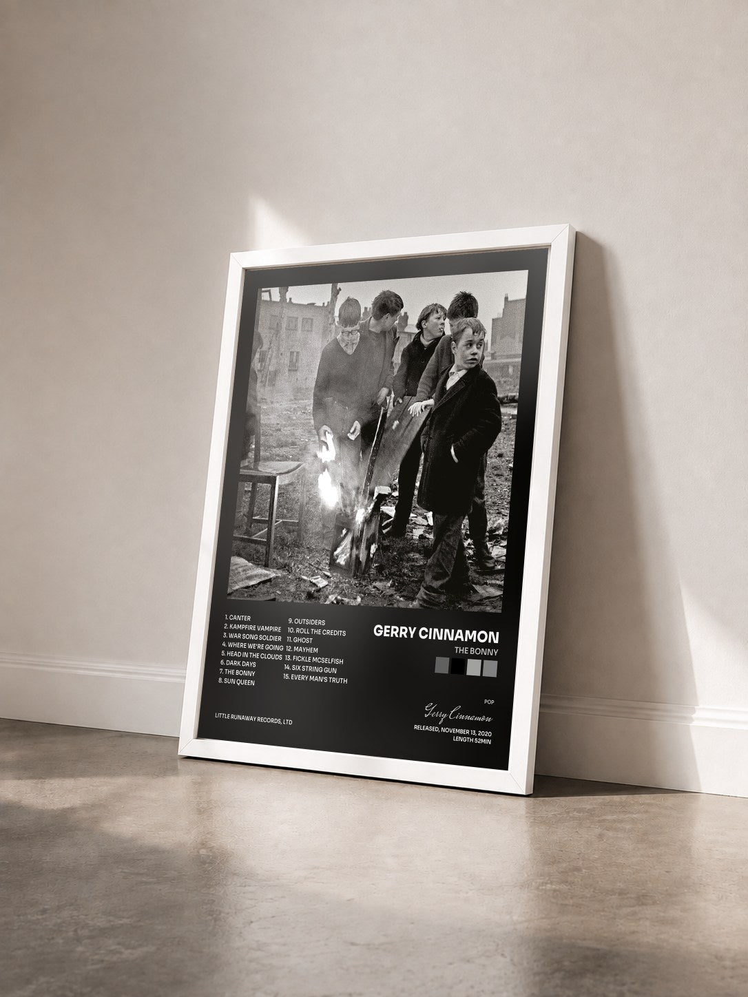 #blanc Tableau de l'album The Bonny de Gerry Cinnamon vu de trois quarts, cadre blanc