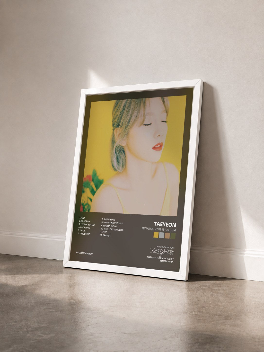 #blanc Tableau de l'album My Voice - The 1st Album de TAEYEON vu de trois quarts, cadre blanc