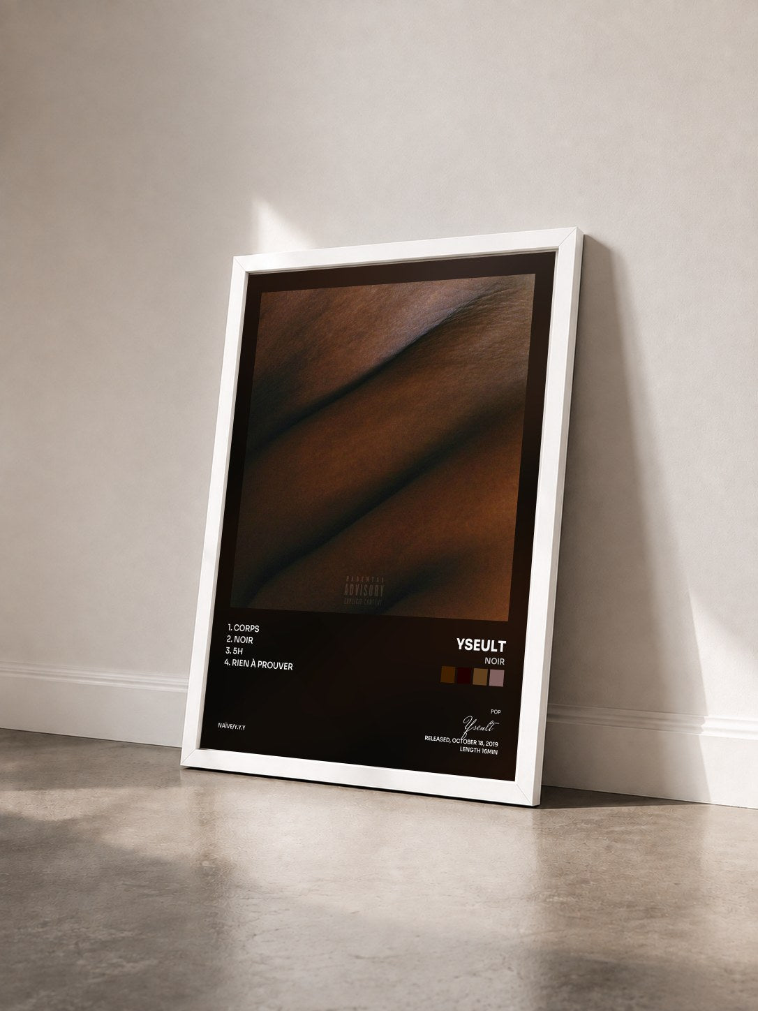 #blanc Tableau de l'album Noir de Yseult vu de trois quarts, cadre blanc