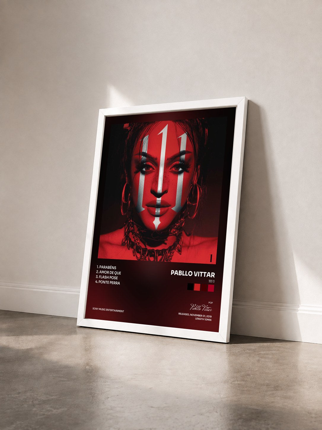 #blanc Tableau de l'album 111 1 de Pabllo Vittar vu de trois quarts, cadre blanc