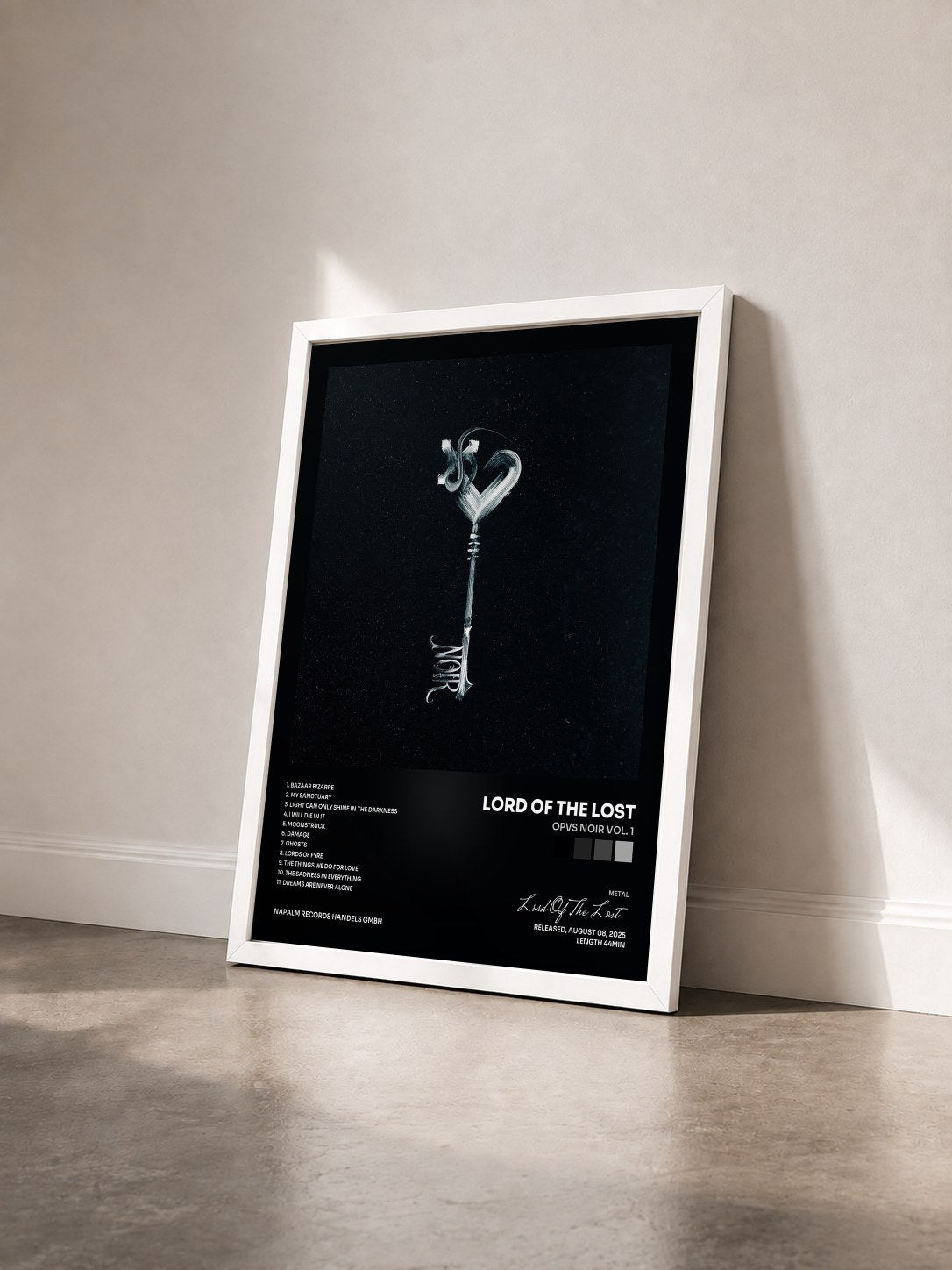 #blanc Tableau de l'album OPVS NOIR Vol. 1 de Lord Of The Lost vu de trois quarts, cadre blanc