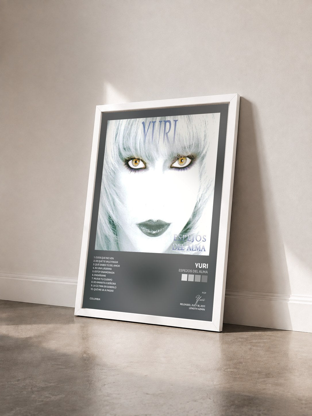 #blanc Tableau de l'album Espejos Del Alma de Yuri vu de trois quarts, cadre blanc