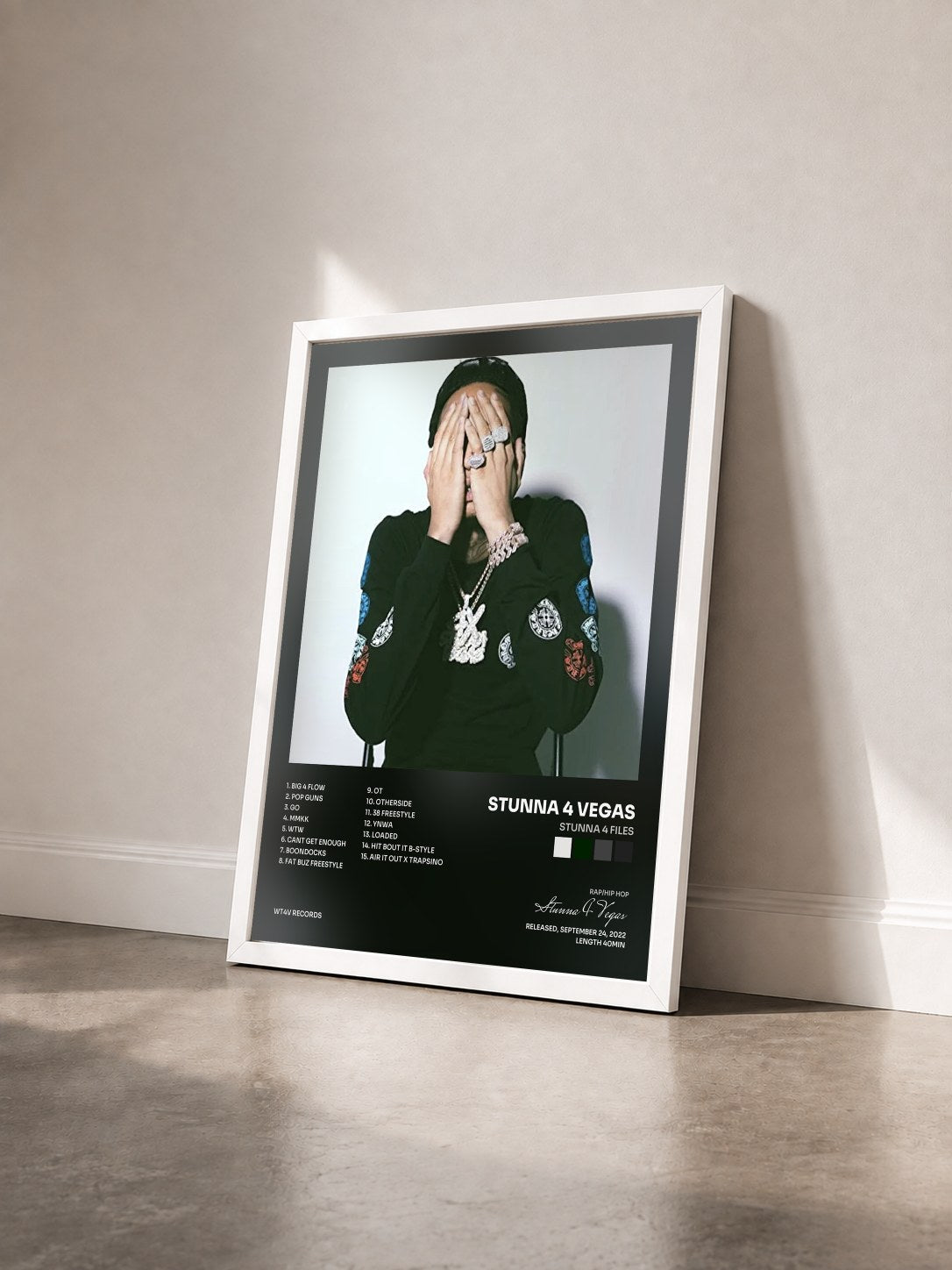 #blanc Tableau de l'album Stunna 4 Files de Stunna 4 Vegas vu de trois quarts, cadre blanc
