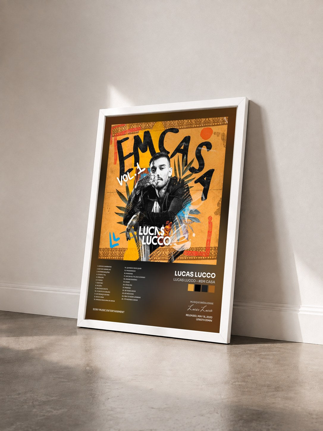 #blanc Tableau de l'album Lucas Lucco - #Em Casa de Lucas Lucco vu de trois quarts, cadre blanc