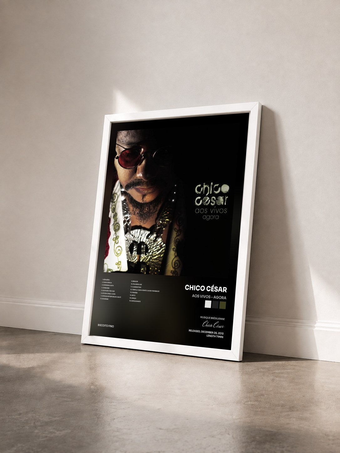 #blanc Tableau de l'album Aos Vivos - Agora de Chico César vu de trois quarts, cadre blanc