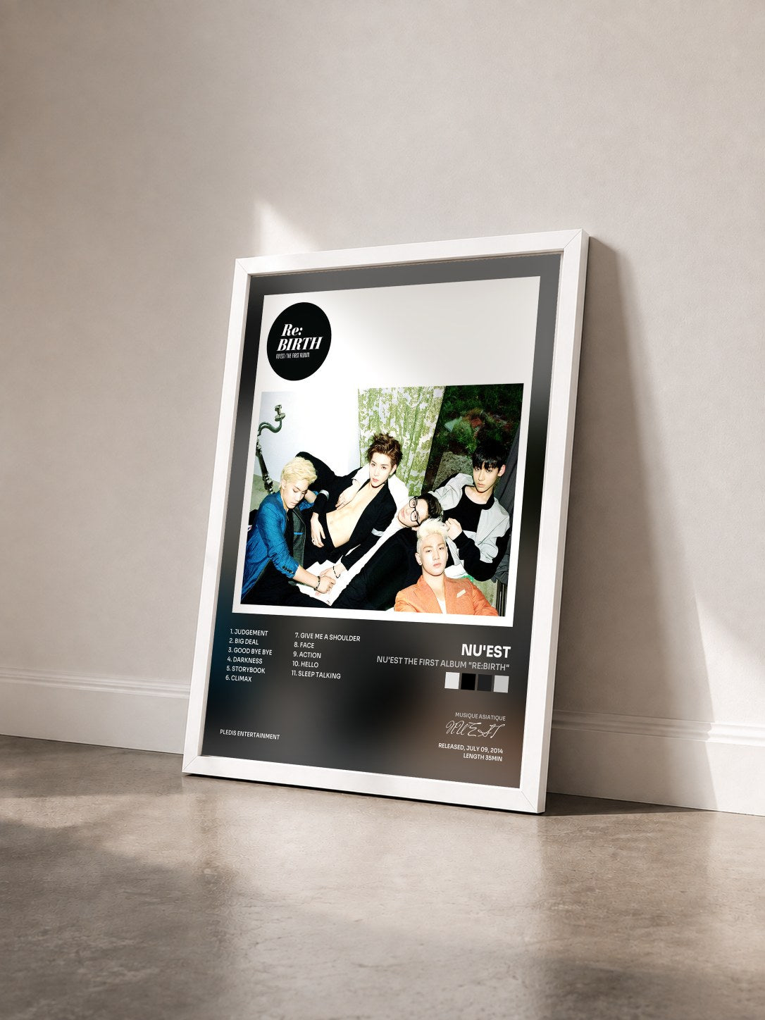 #blanc Tableau de l'album NU'EST The First Album "Re:BIRTH" de NU'EST vu de trois quarts, cadre blanc