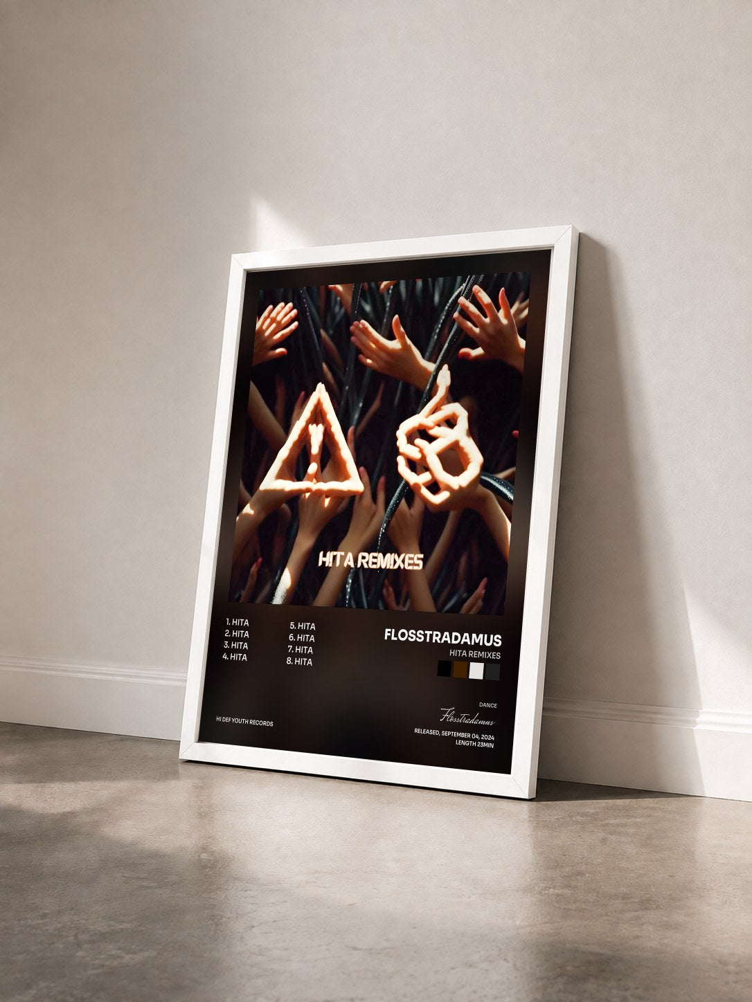 #blanc Tableau de l'album HITA REMIXES de Flosstradamus vu de trois quarts, cadre blanc