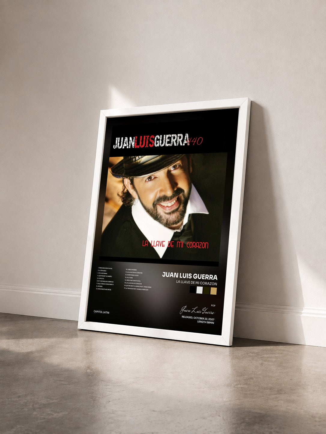 #blanc Tableau de l'album La Llave De Mi Corazon de Juan Luis Guerra vu de trois quarts, cadre blanc