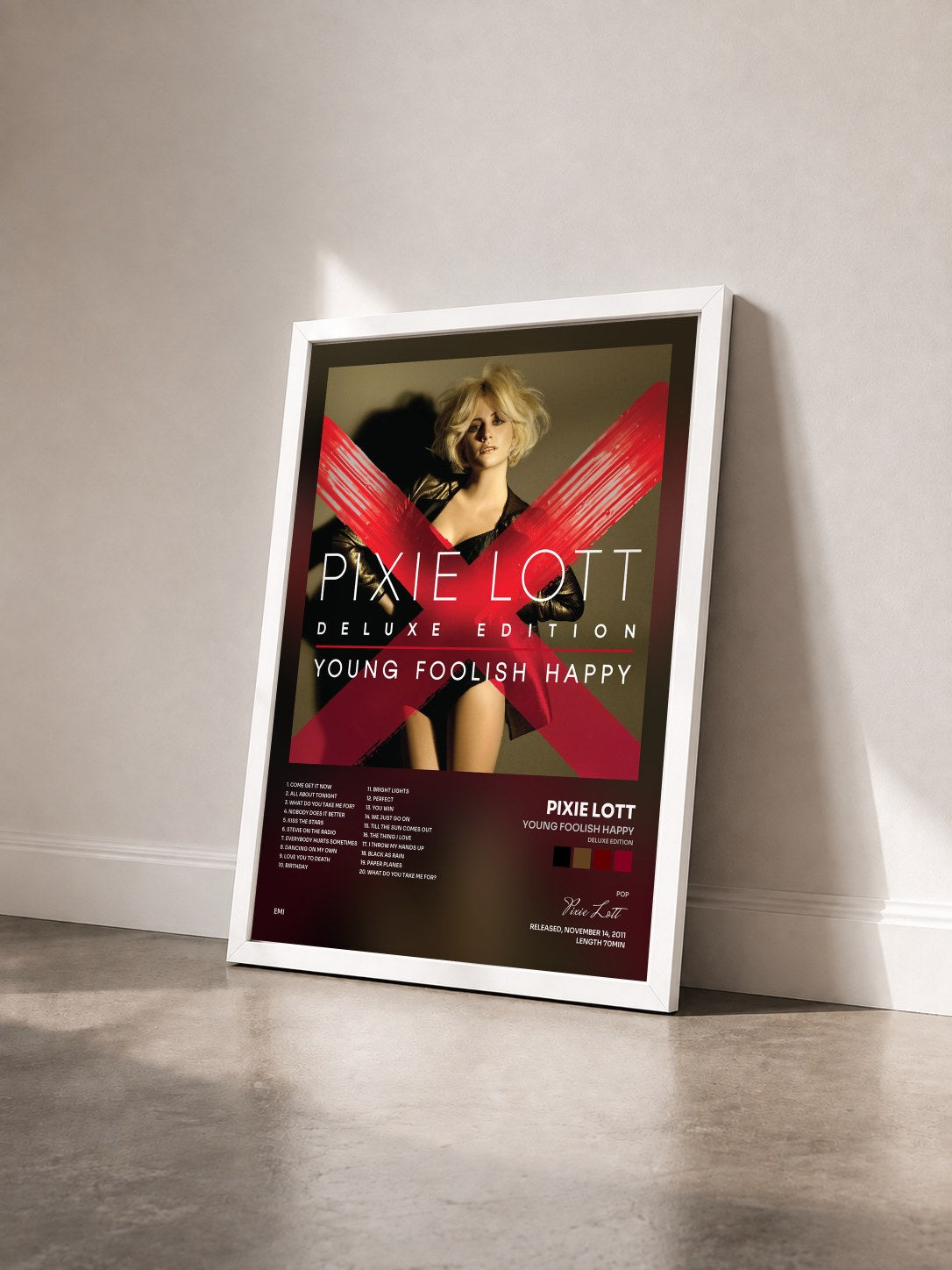 #blanc Tableau de l'album Young Foolish Happy (Deluxe Edition) de Pixie Lott vu de trois quarts, cadre blanc