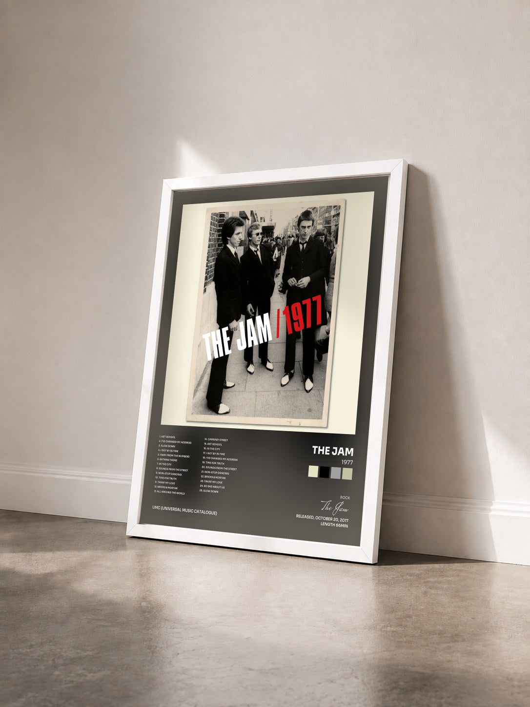 #blanc Tableau de l'album 1977 de The Jam vu de trois quarts, cadre blanc