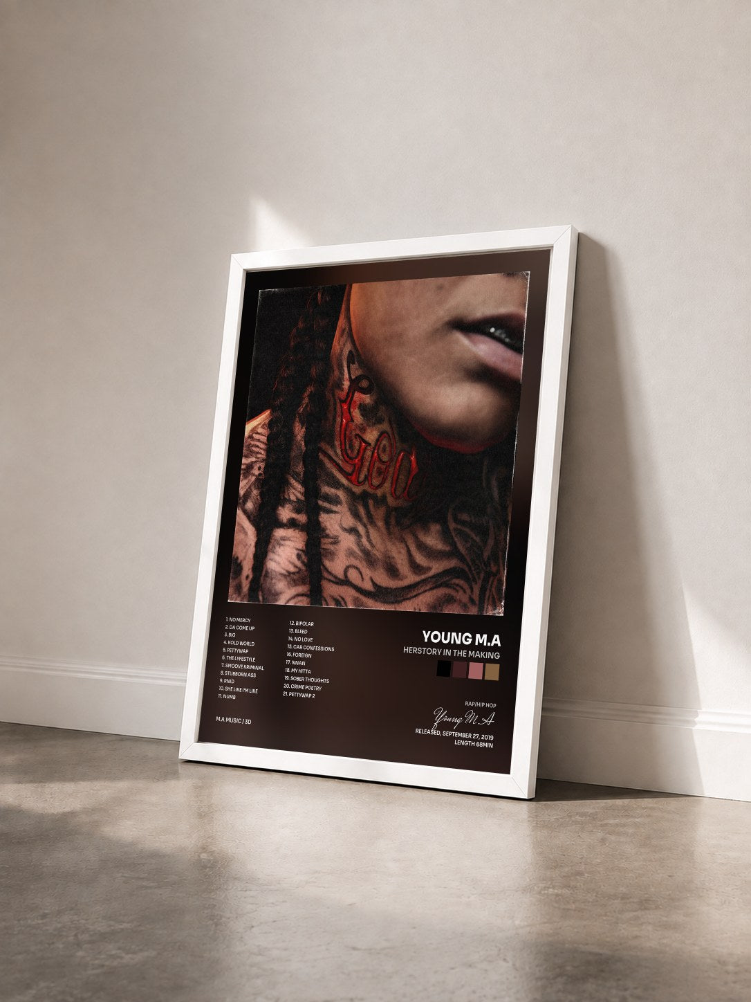 #blanc Tableau de l'album Herstory in the Making de Young M.A vu de trois quarts, cadre blanc