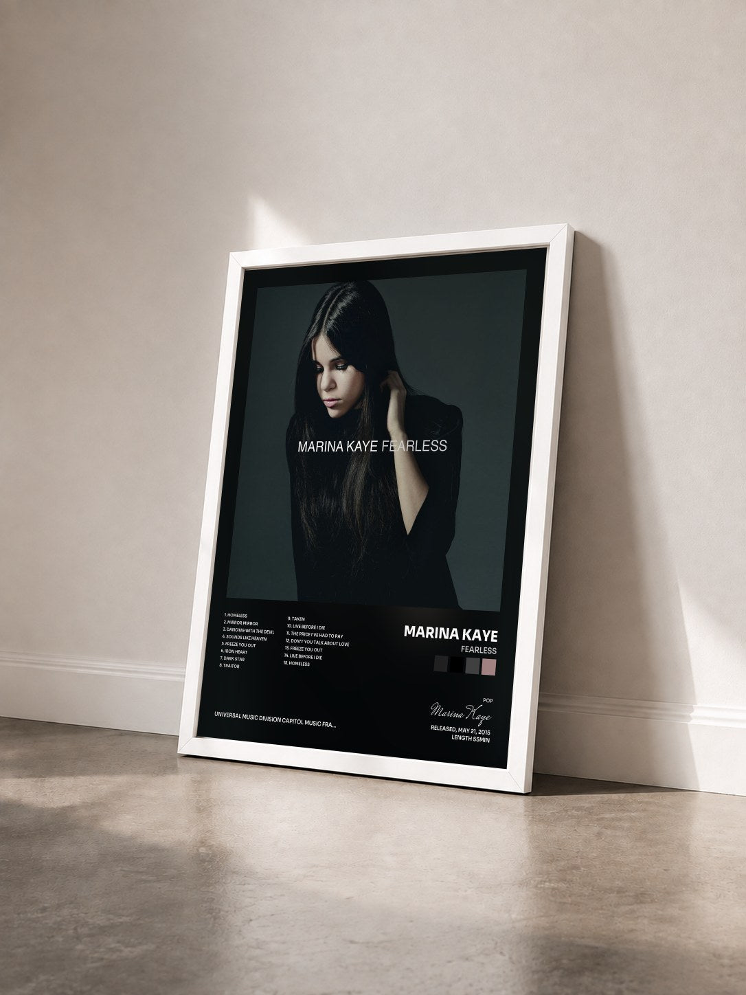#blanc Tableau de l'album Fearless de Marina Kaye vu de trois quarts, cadre blanc