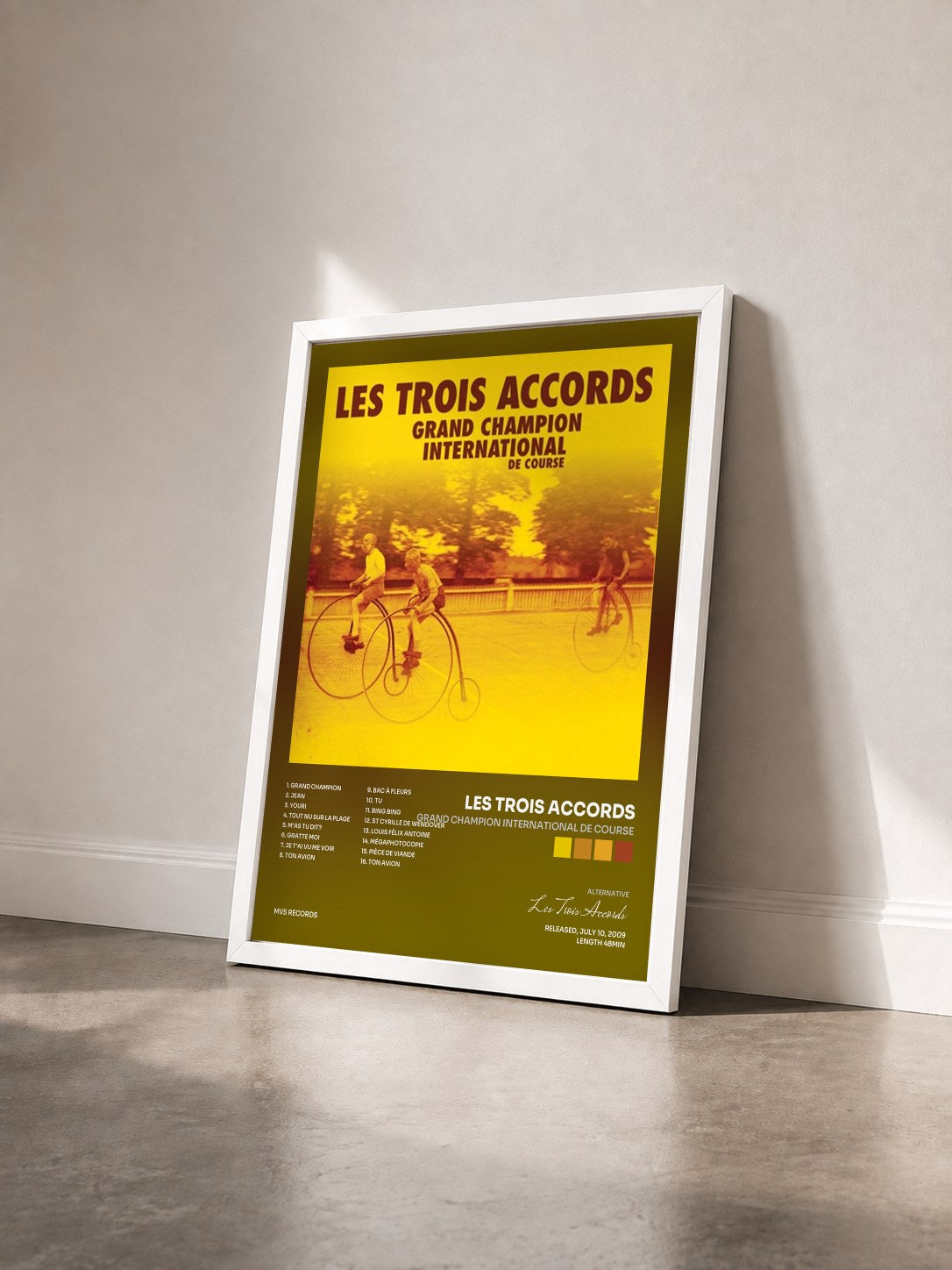 #blanc Tableau de l'album Grand champion international de course de Les Trois Accords vu de trois quarts, cadre blanc