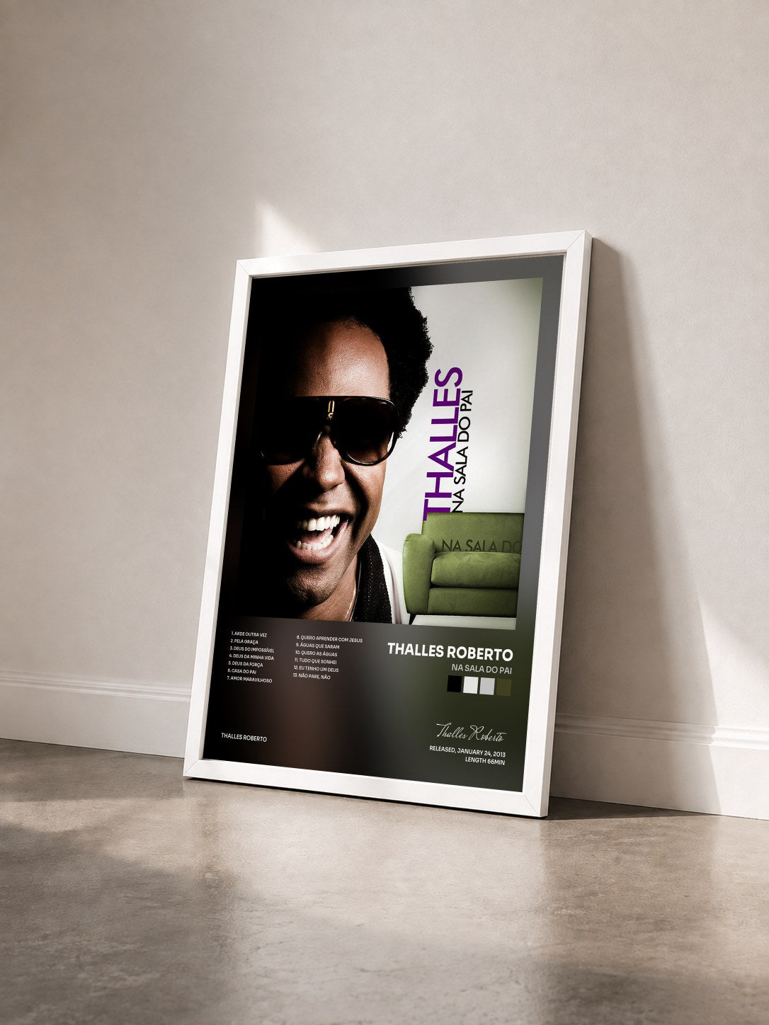 #blanc Tableau de l'album Na Sala Do Pai de Thalles Roberto vu de trois quarts, cadre blanc