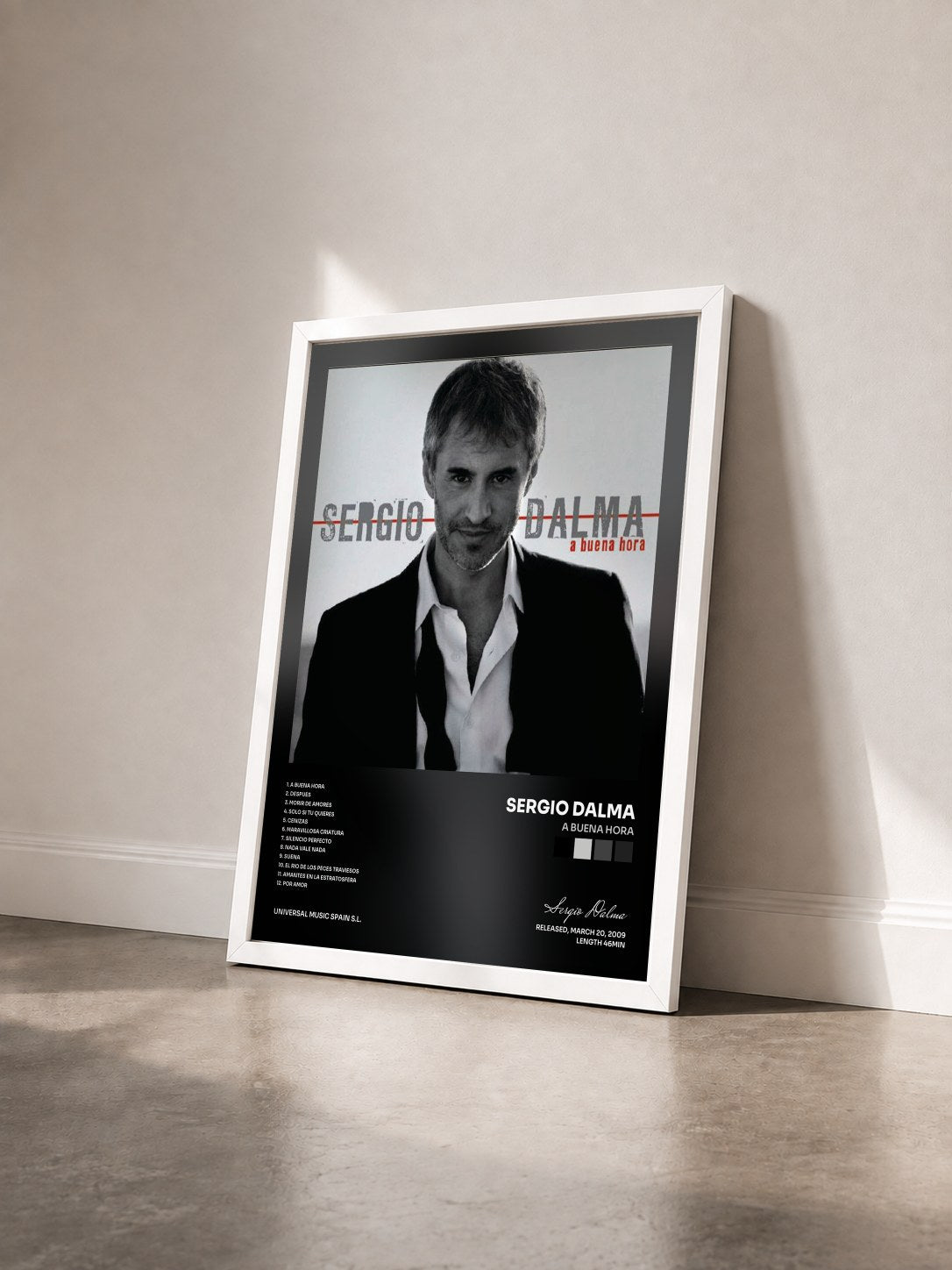 #blanc Tableau de l'album A Buena Hora de Sergio Dalma vu de trois quarts, cadre blanc