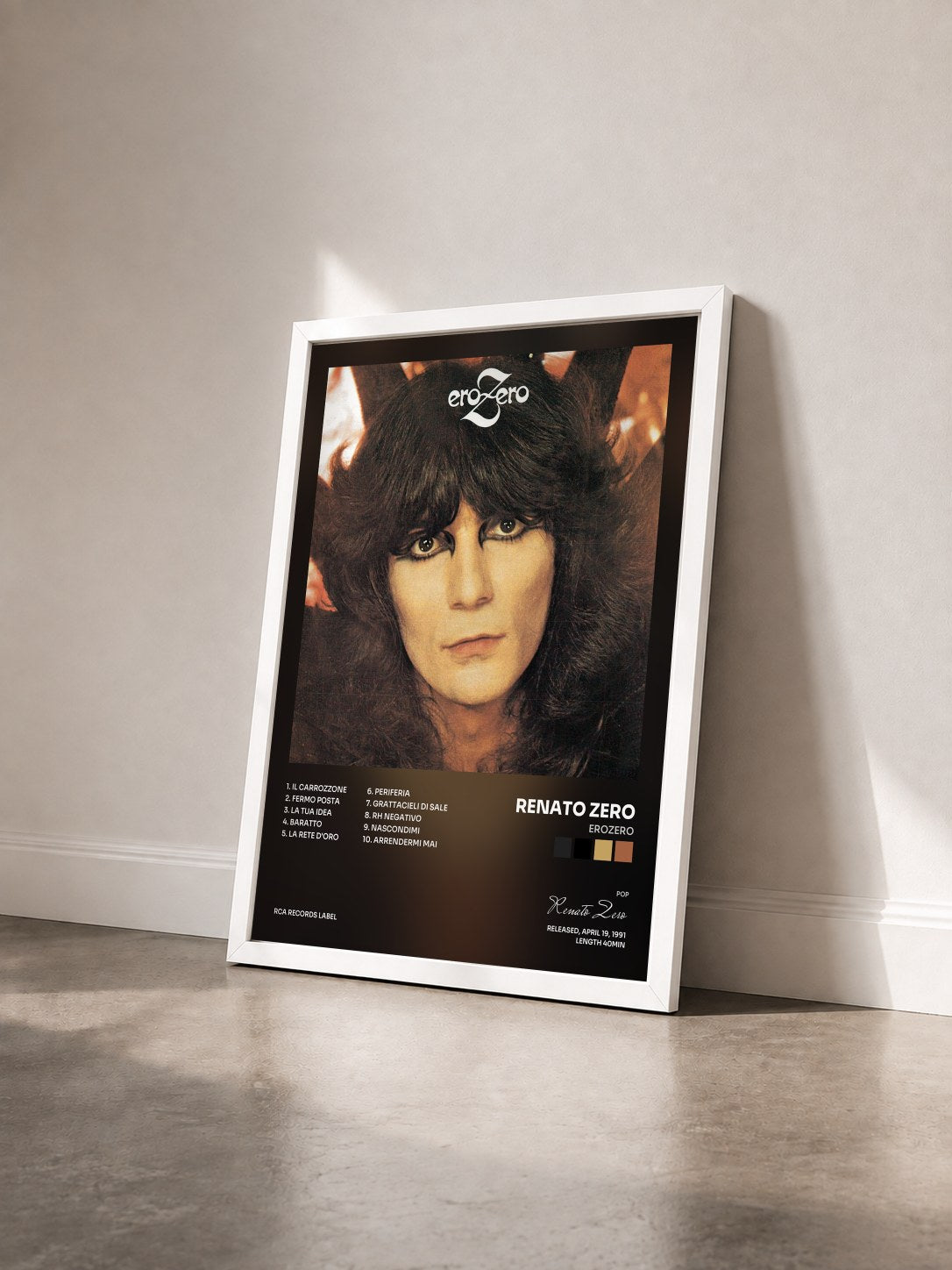 #blanc Tableau de l'album Erozero de Renato Zero vu de trois quarts, cadre blanc