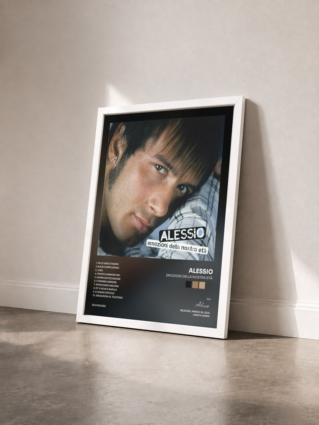 #blanc Tableau de l'album Emozioni della nostra età de Alessio vu de trois quarts, cadre blanc