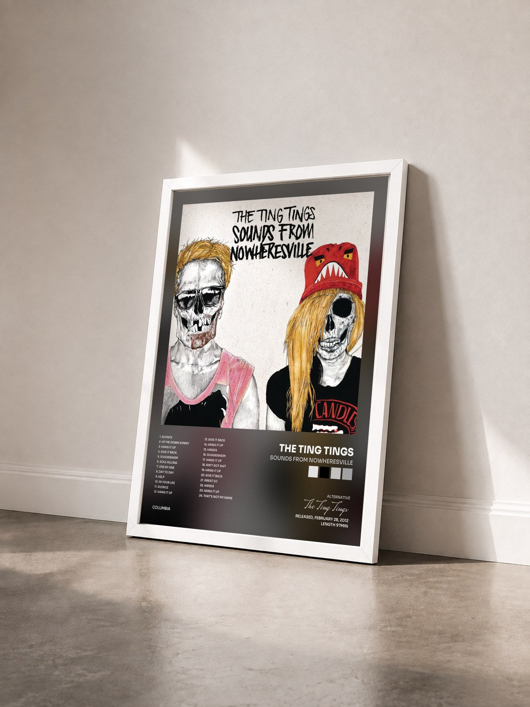 #blanc Tableau de l'album Sounds From Nowheresville de The Ting Tings vu de trois quarts, cadre blanc