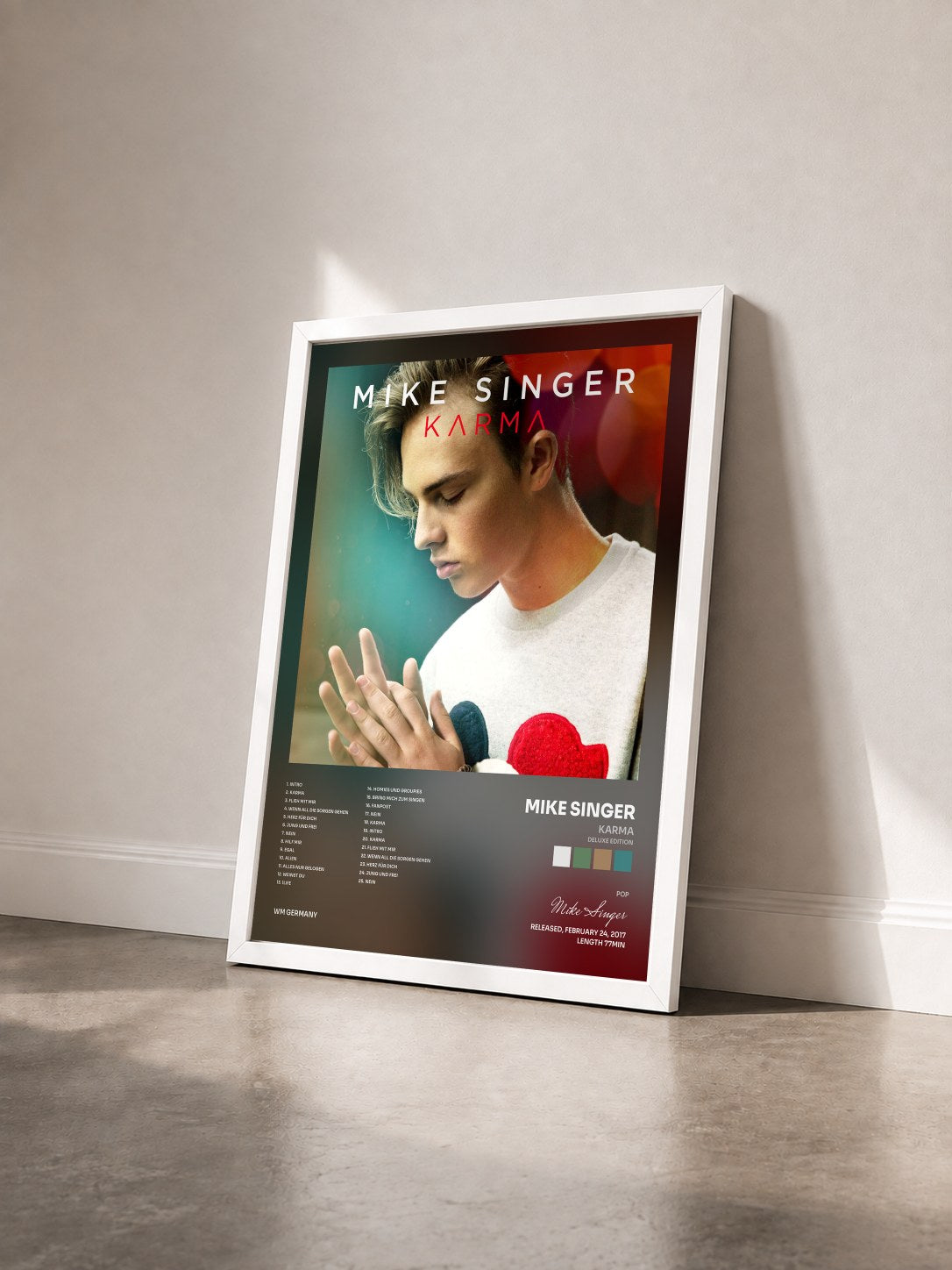 #blanc Tableau de l'album Karma (Deluxe Edition) de Mike Singer vu de trois quarts, cadre blanc