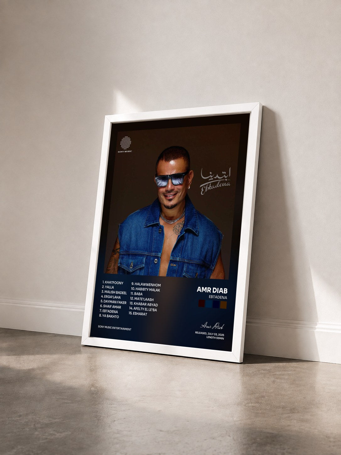 #blanc Tableau de l'album Ebtadena de Amr Diab vu de trois quarts, cadre blanc